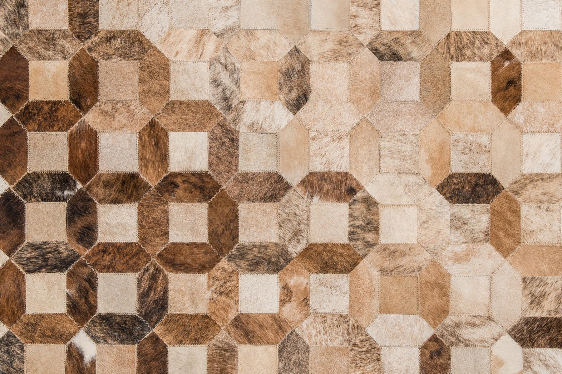 Pakistanais Tapis de sol en cuir de vache à motifs graphiques naturels de couleur caramel petit modèle en vente