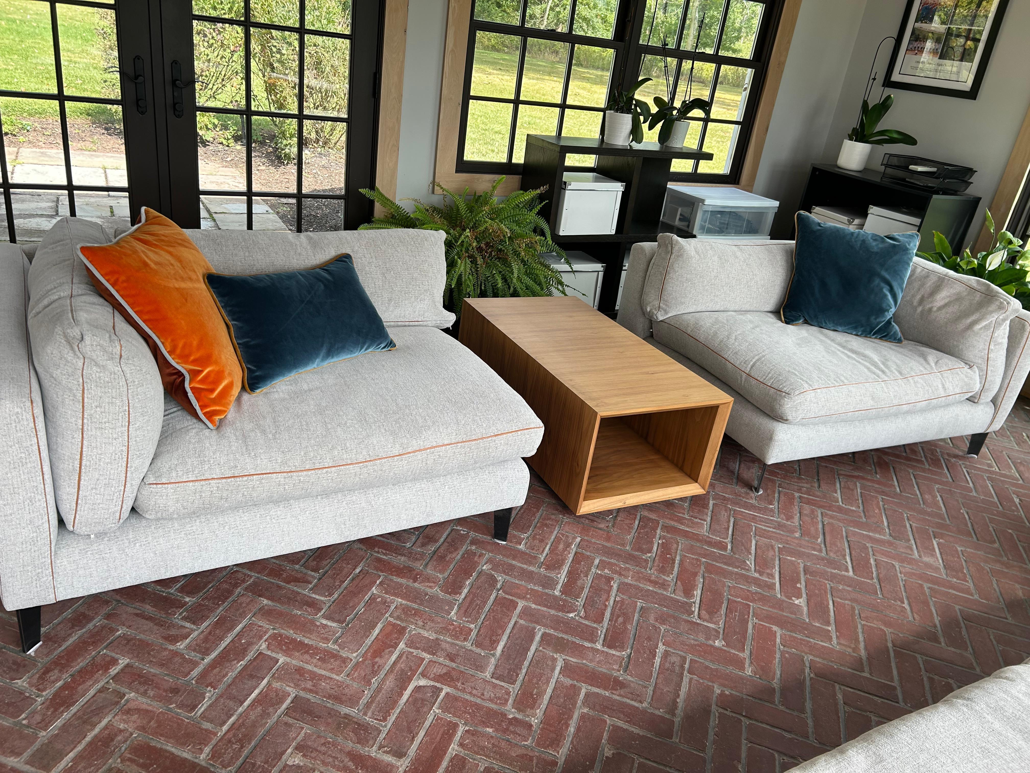 Sofisticato divano personalizzato Montauk Sofa Co. Sezionale due pezzi di Harris in vendita 5