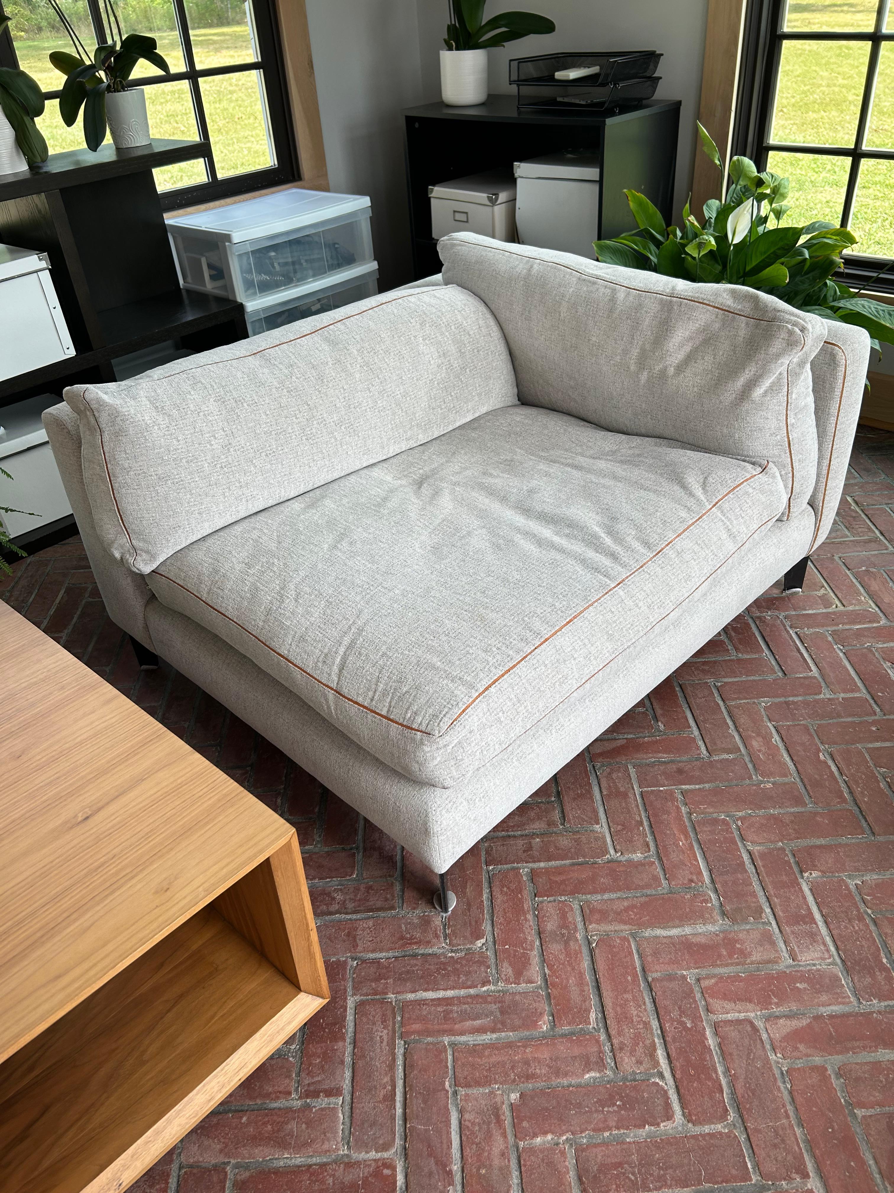 Splendido e comodissimo divano componibile in due pezzi, qui rappresentato separato come poltrone club con un tavolino tra le due.
Realizzato su misura da Montauk Sofa con un'imbottitura in peluche e rifinito con pelle di cervo.   Le misure
