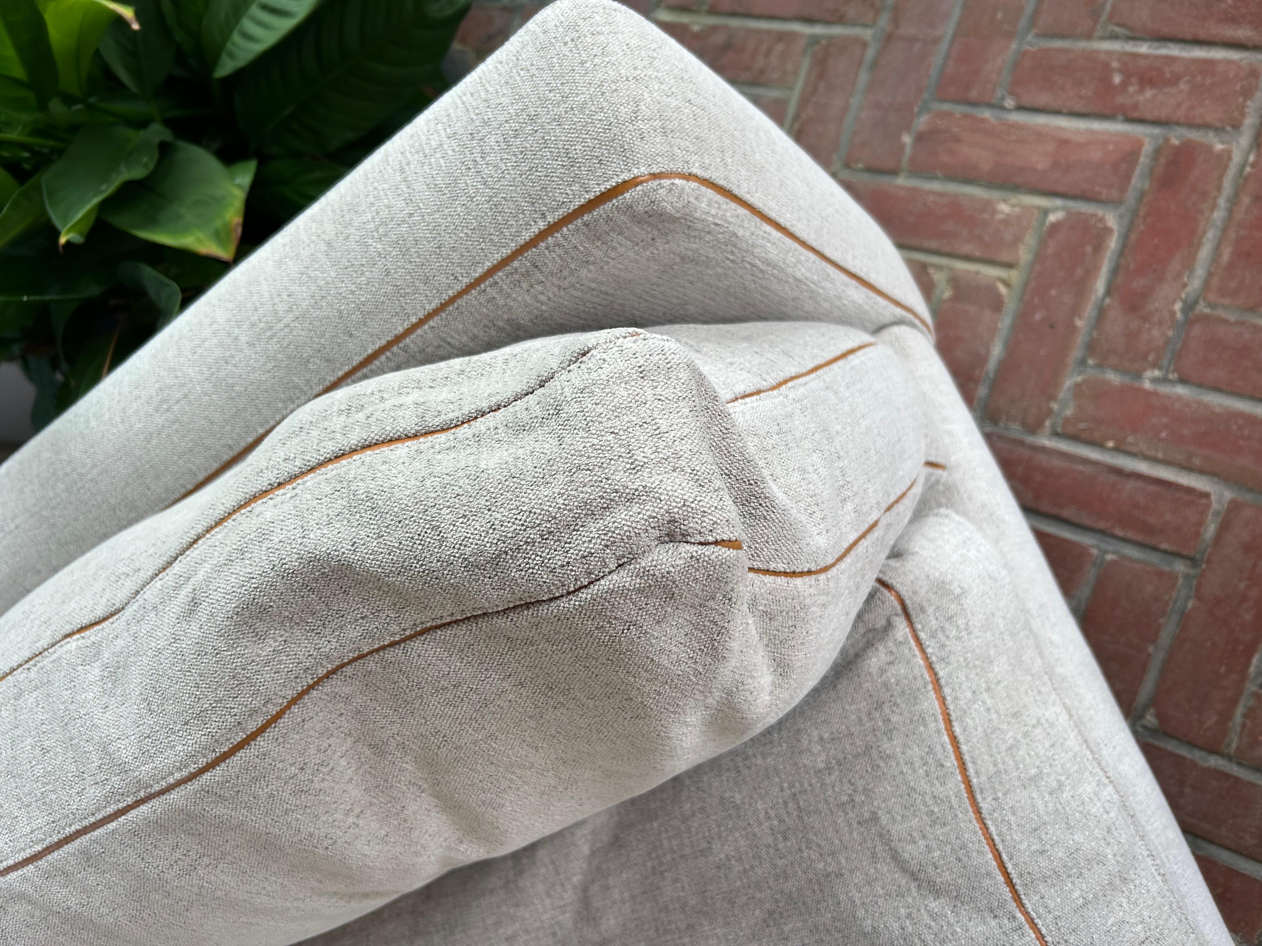 Moderno Sofisticato divano personalizzato Montauk Sofa Co. Sezionale due pezzi di Harris in vendita