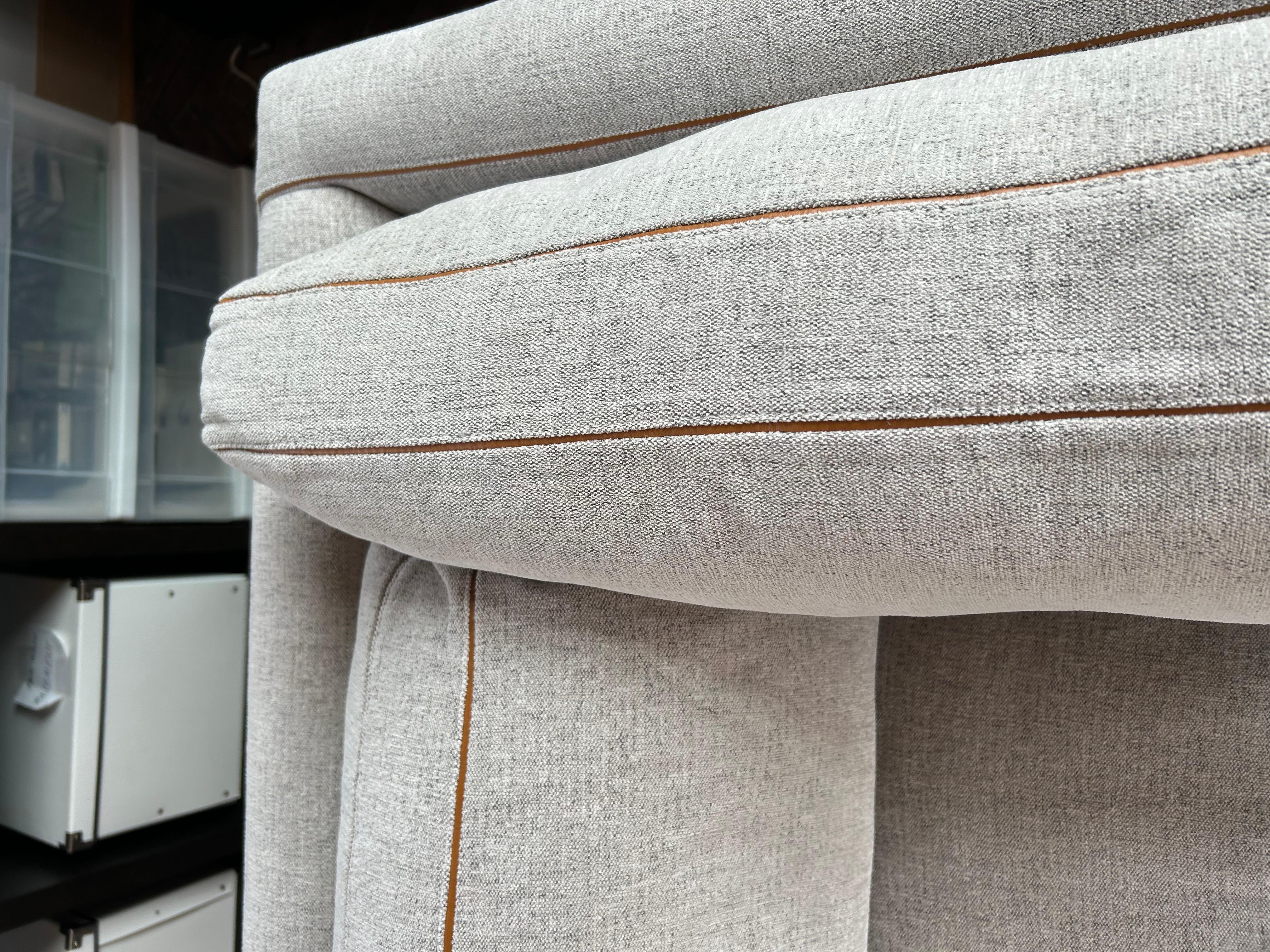 Americano Sofisticato divano personalizzato Montauk Sofa Co. Sezionale due pezzi di Harris in vendita
