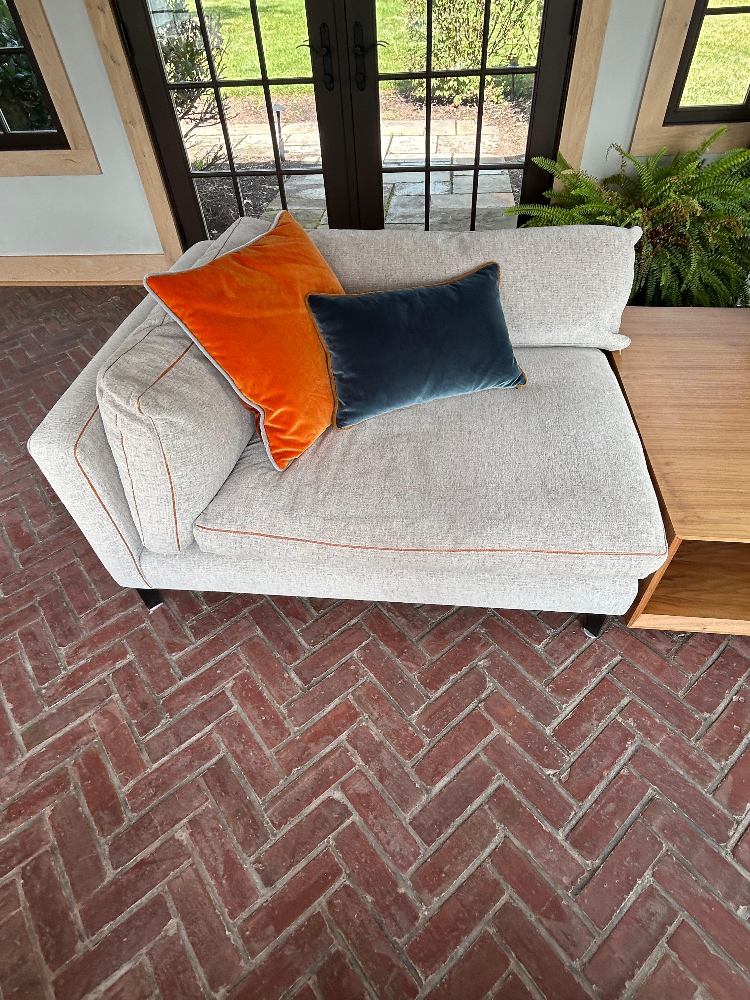 Sofisticato divano personalizzato Montauk Sofa Co. Sezionale due pezzi di Harris In condizioni buone in vendita a Hopewell, NJ