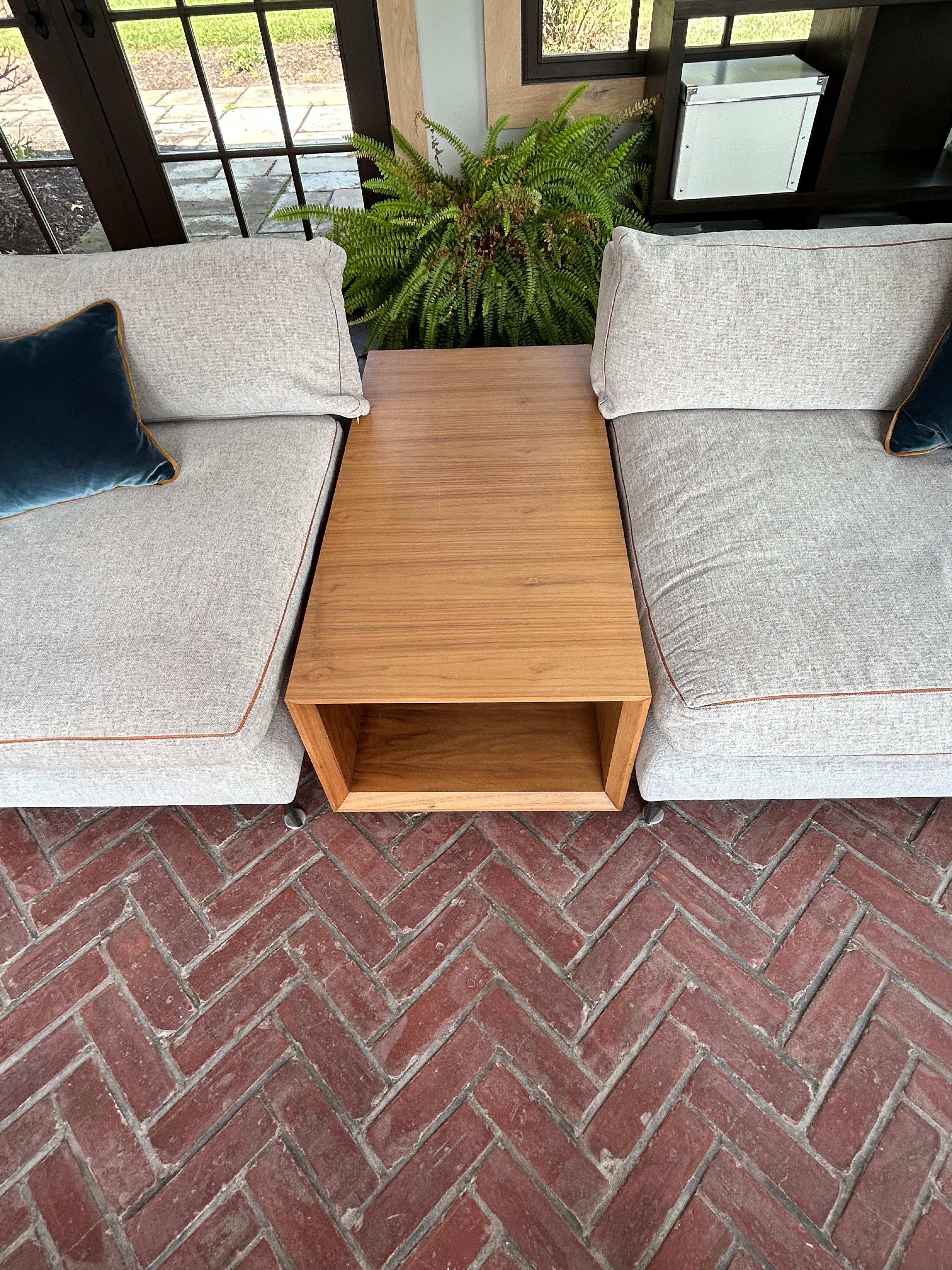 XXI secolo e contemporaneo Sofisticato divano personalizzato Montauk Sofa Co. Sezionale due pezzi di Harris in vendita