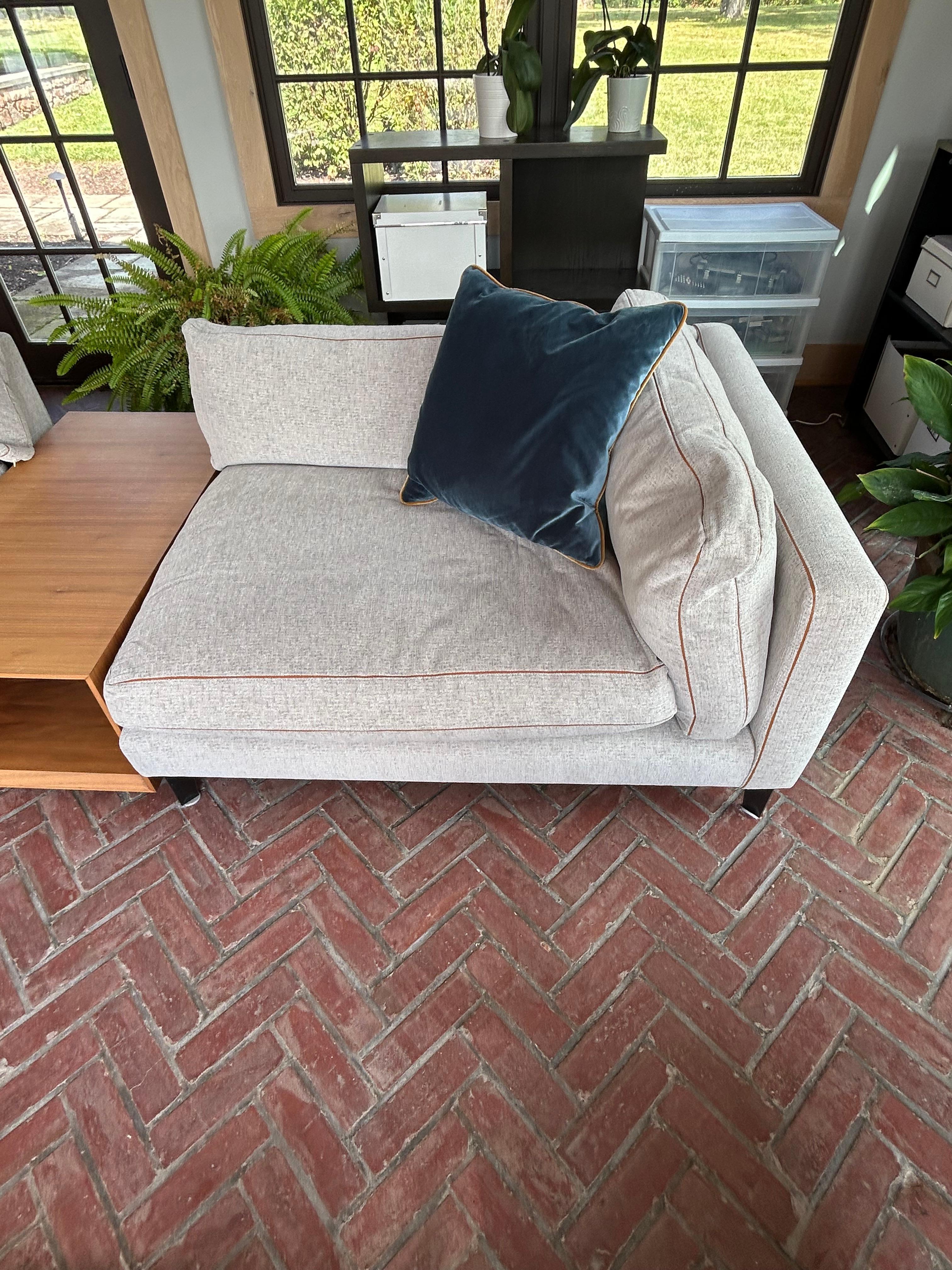 Pelle Sofisticato divano personalizzato Montauk Sofa Co. Sezionale due pezzi di Harris in vendita