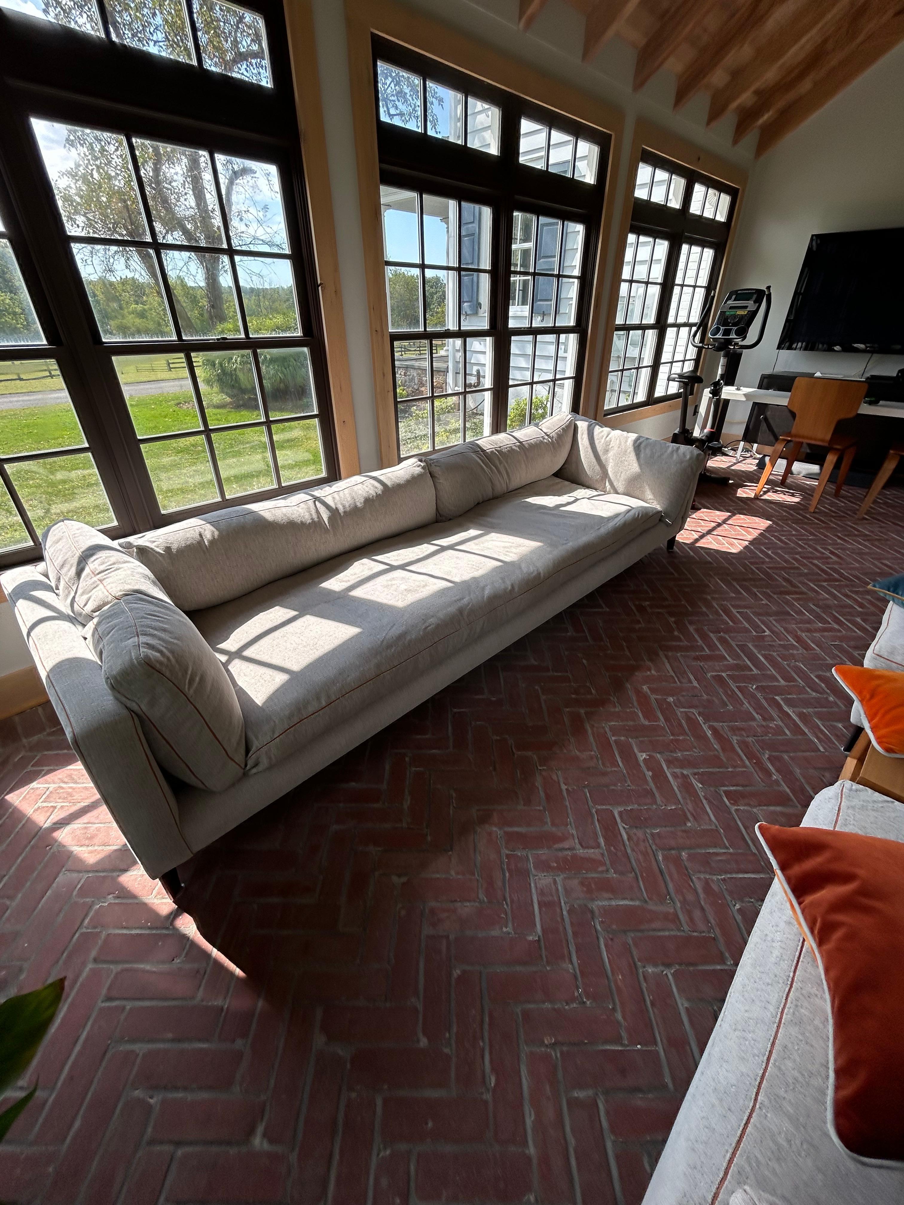 Sofisticato divano personalizzato Montauk Sofa Co. Sezionale due pezzi di Harris in vendita 1