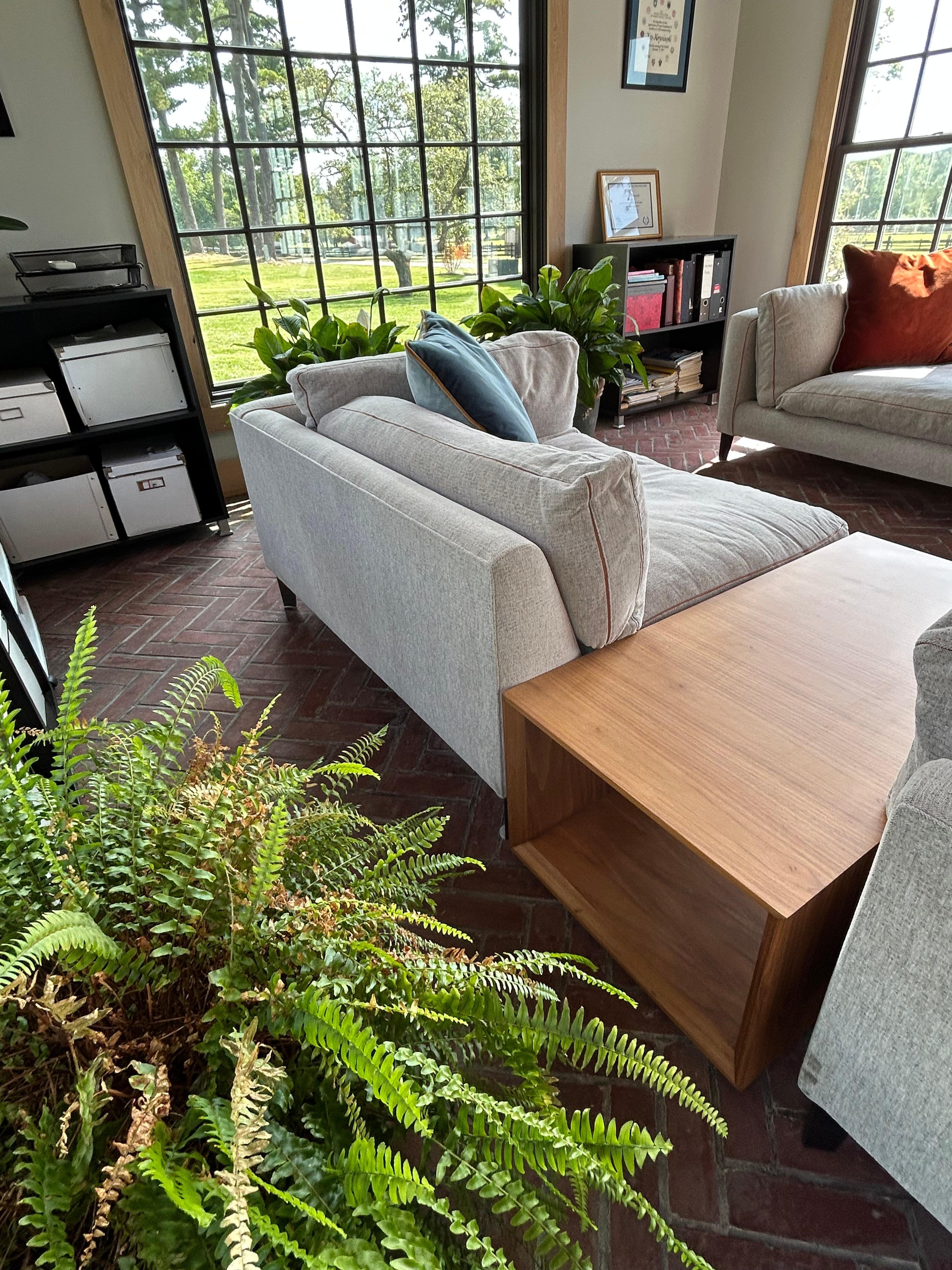 Sofisticato divano personalizzato Montauk Sofa Co. Sezionale due pezzi di Harris in vendita 2