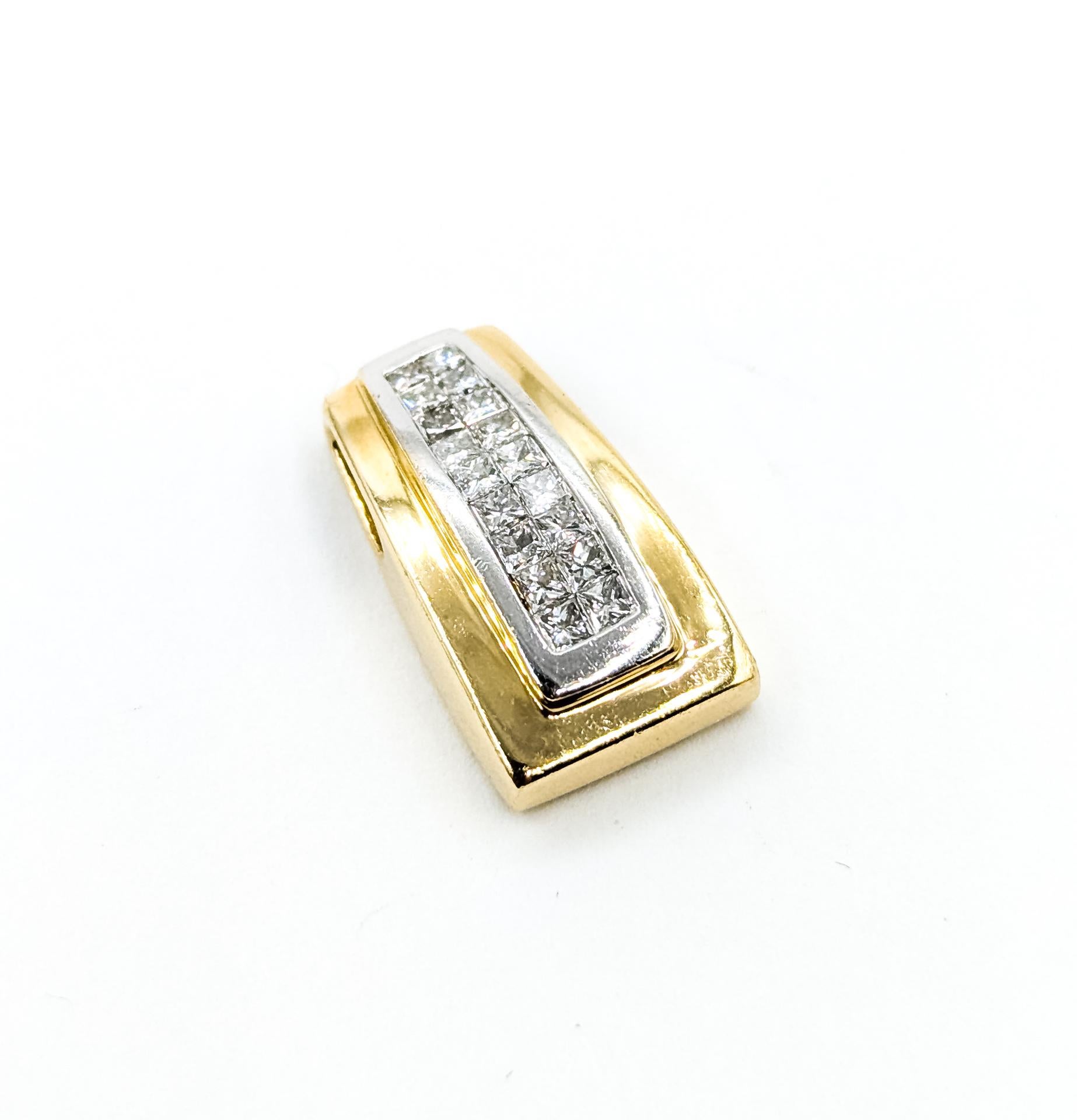 Questo sofisticato ciondolo è realizzato in oro giallo 14k e presenta un design elegante e moderno con un'incastonatura invisibile di diamanti taglio principessa. I diamanti sono disposti in una fila senza soluzione di continuità, per un totale di