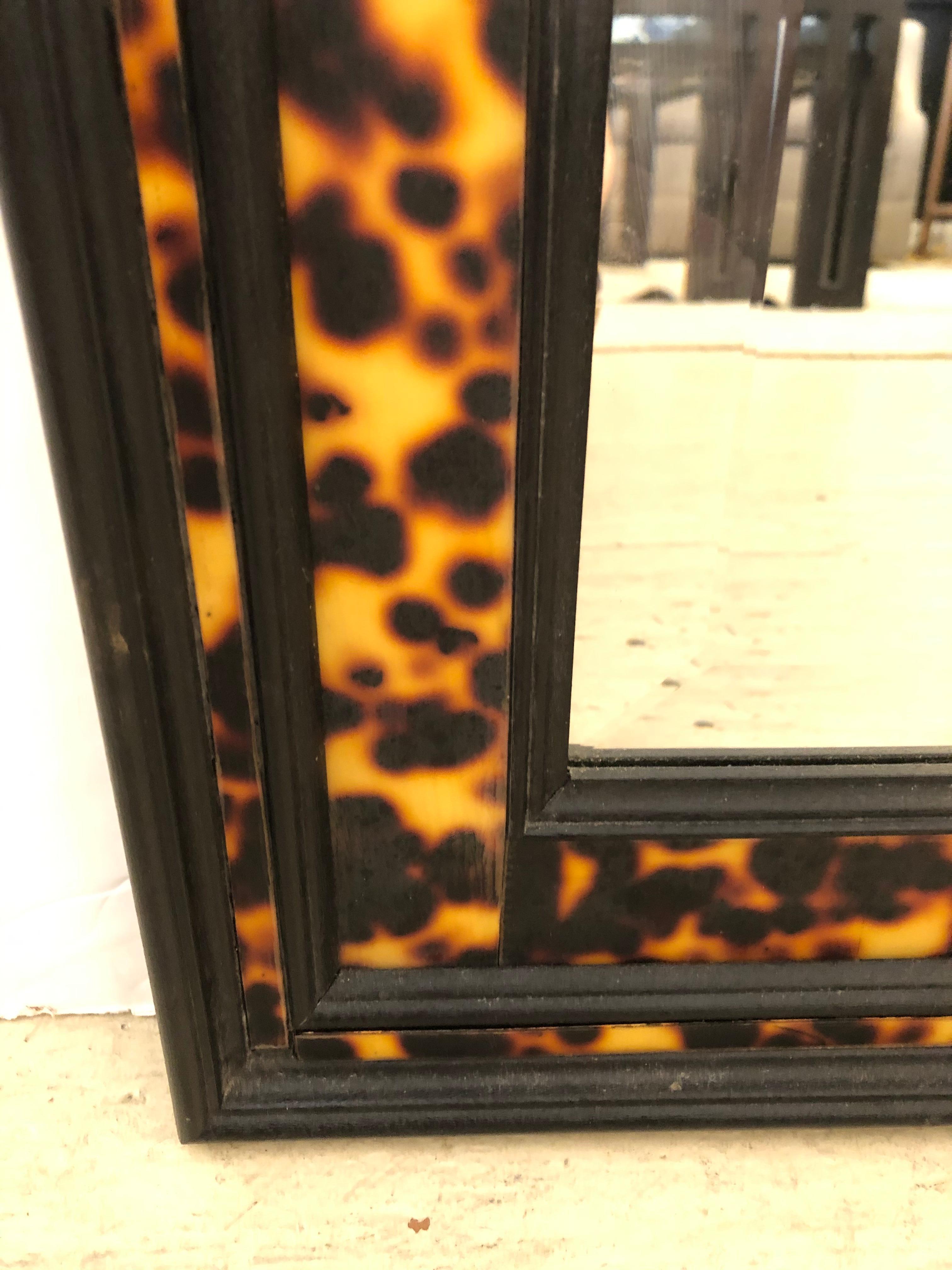 Rechteckiger, abgeschrägter Spiegel aus ebonisiertem Holz und Schildkrötenpanzerimitat, raffiniert (amerikanisch) im Angebot