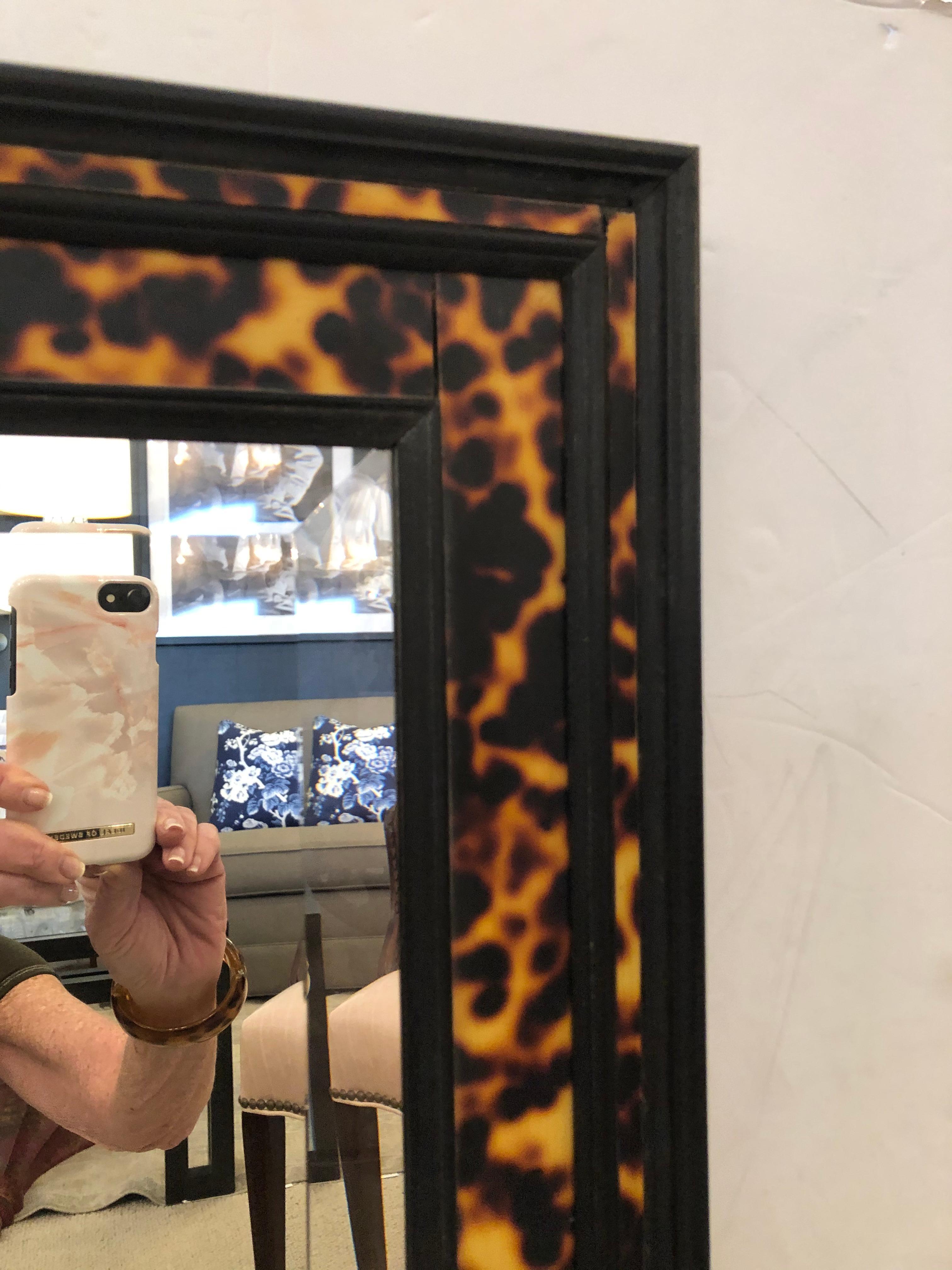 Rechteckiger, abgeschrägter Spiegel aus ebonisiertem Holz und Schildkrötenpanzerimitat, raffiniert im Zustand „Gut“ im Angebot in Hopewell, NJ