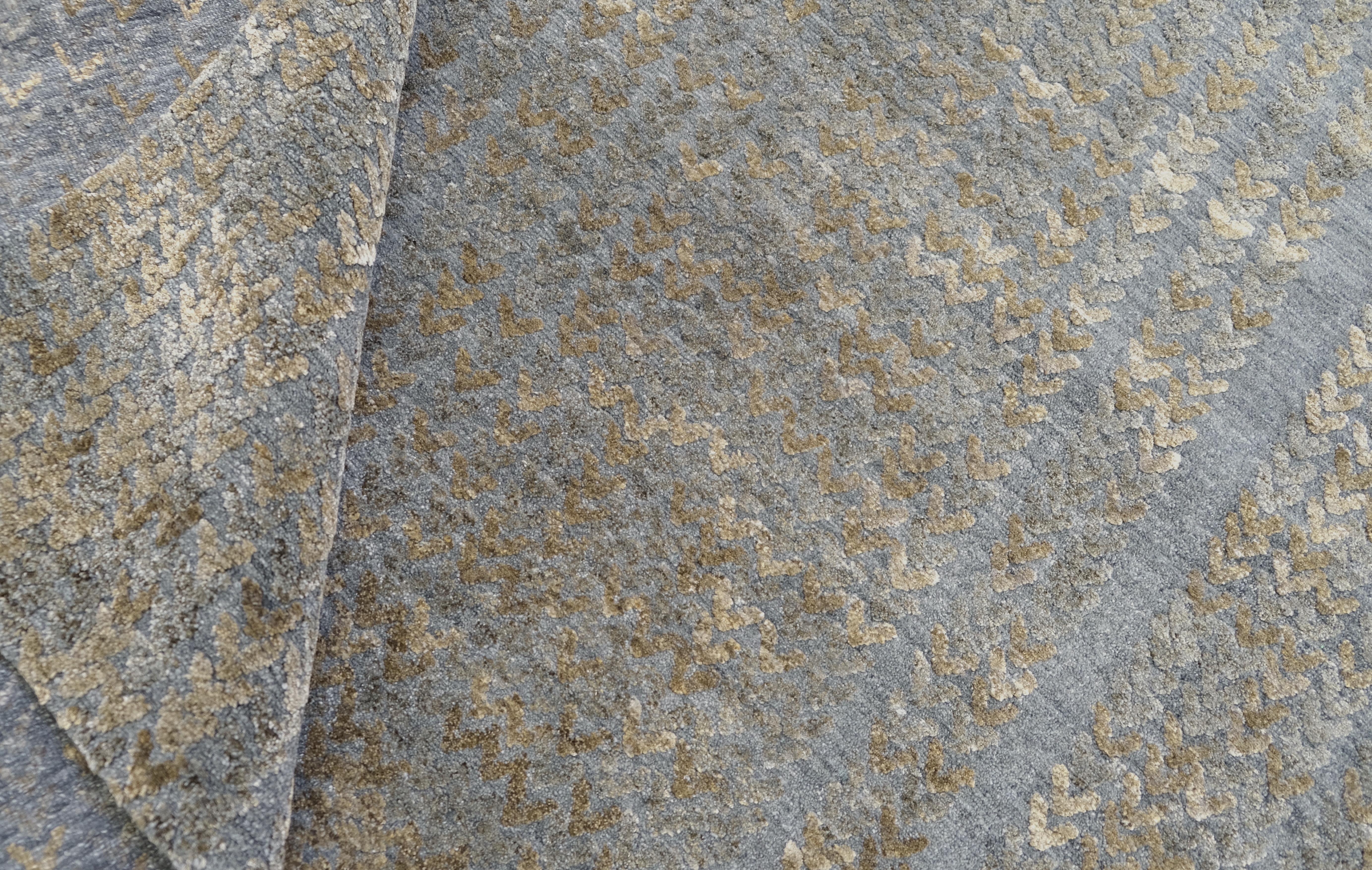 Dieser luxuriöse, handgeknüpfte Wollteppich mit seinem faszinierenden Design wertet Ihre Einrichtung auf. Das dynamische Zusammenspiel der Farbtöne erzeugt einen schimmernden Effekt, der sich subtil mit dem Licht verändert und jedem Raum ein Gefühl
