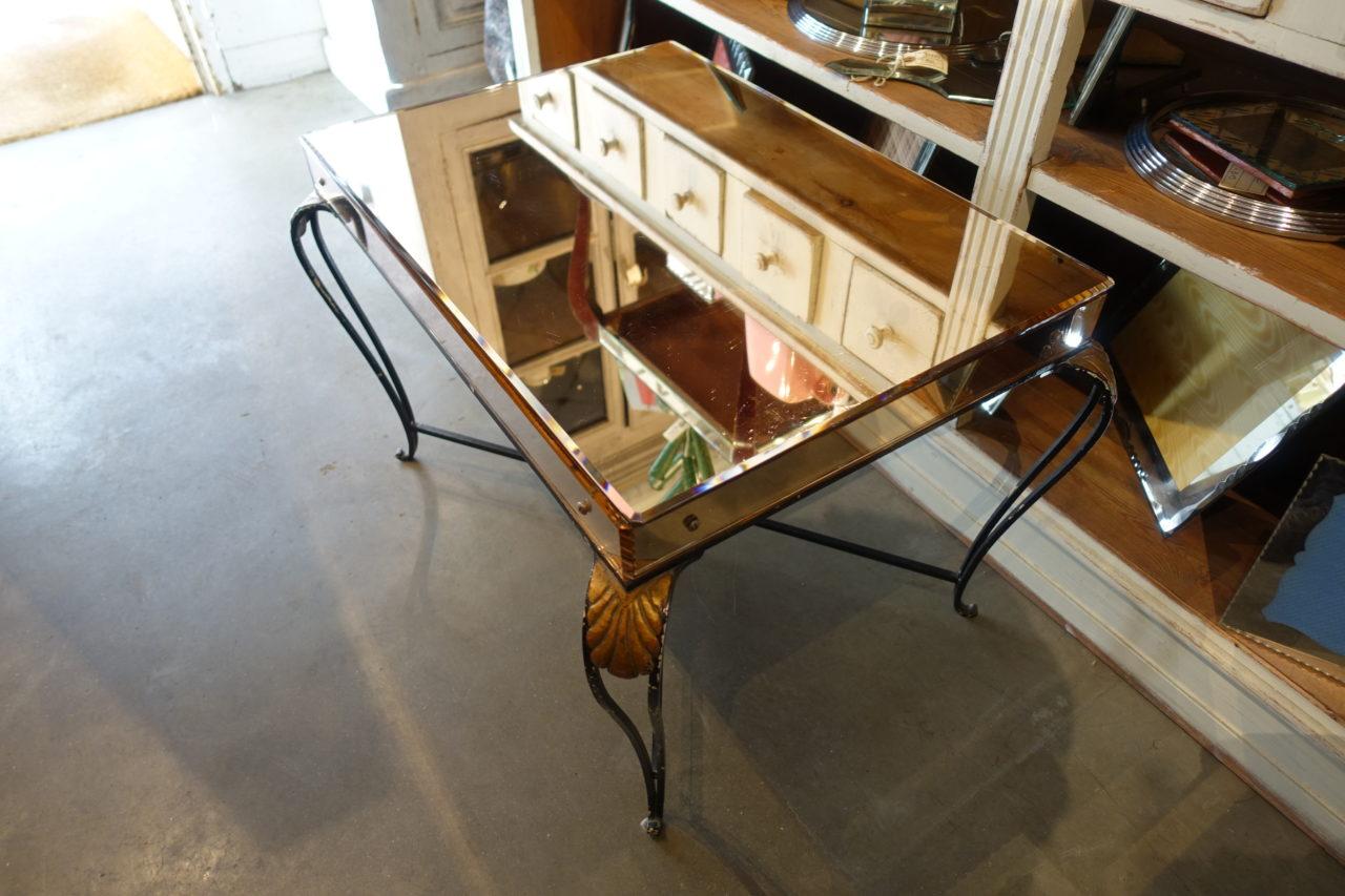 Sophisticated French 1940s Mirrored Table For Sale 1