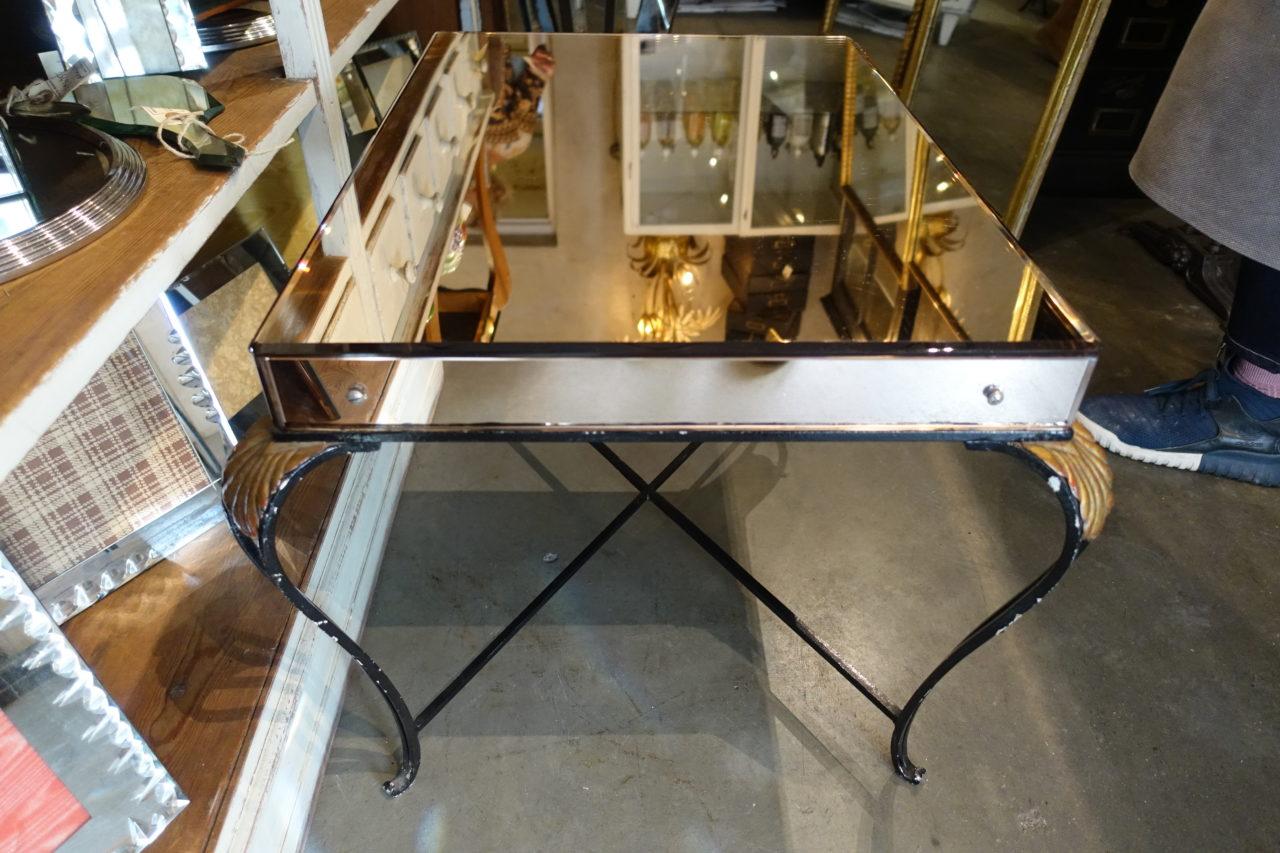 Sophisticated French 1940s Mirrored Table For Sale 2
