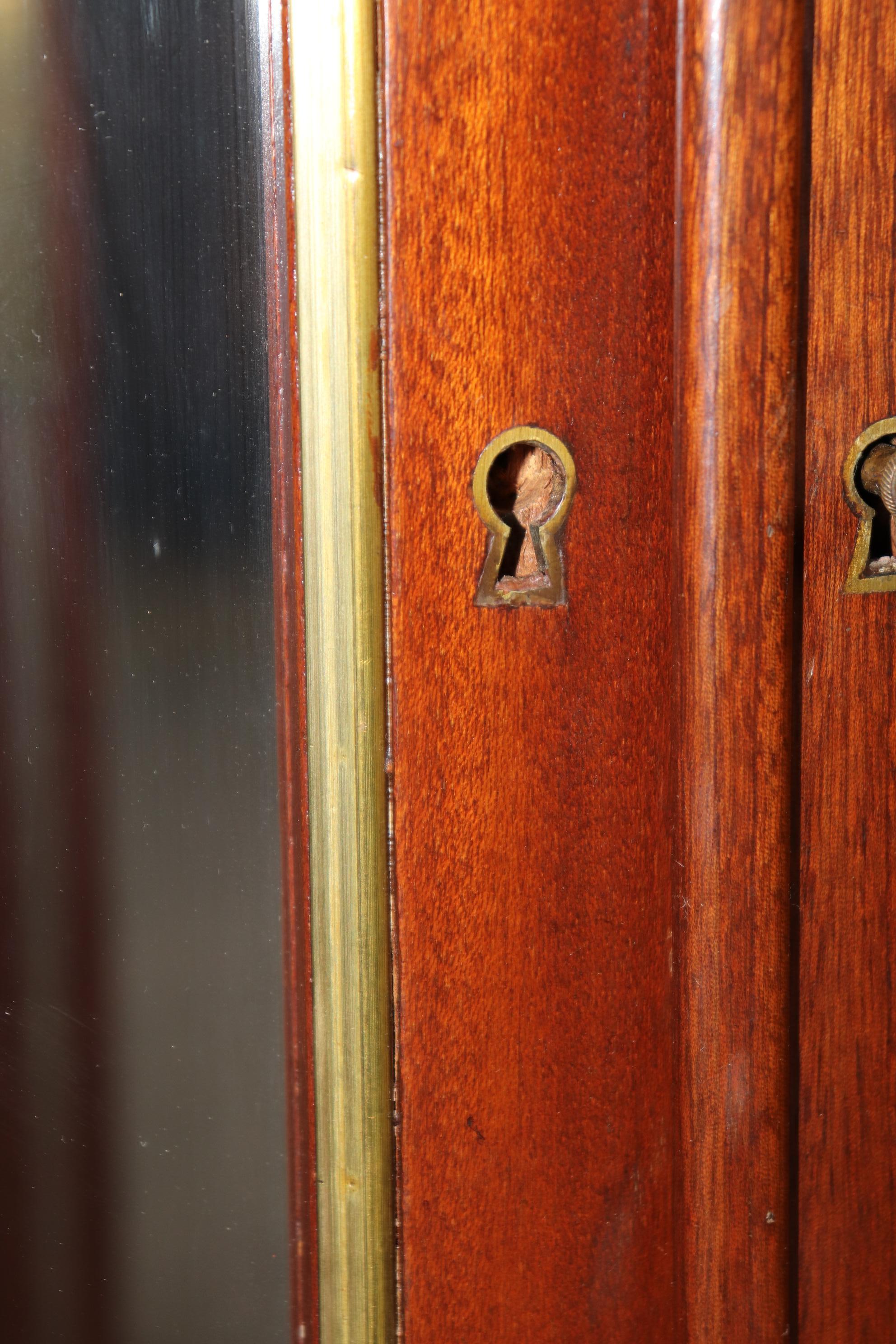 Sofisticato stile Directoire francese degli anni '30 Vitrine francesi con piano in marmo in vendita 3