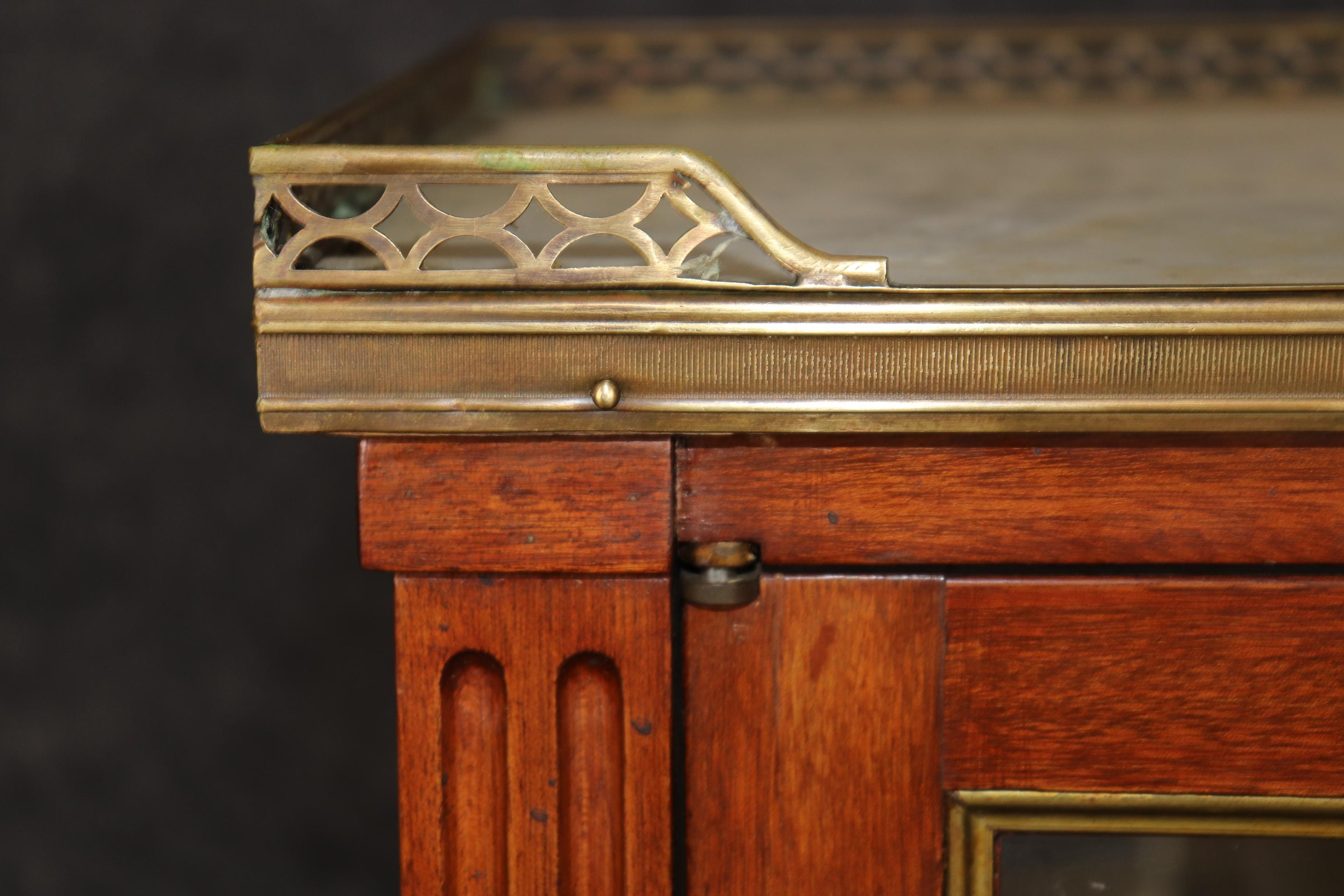 Sofisticato stile Directoire francese degli anni '30 Vitrine francesi con piano in marmo in vendita 4
