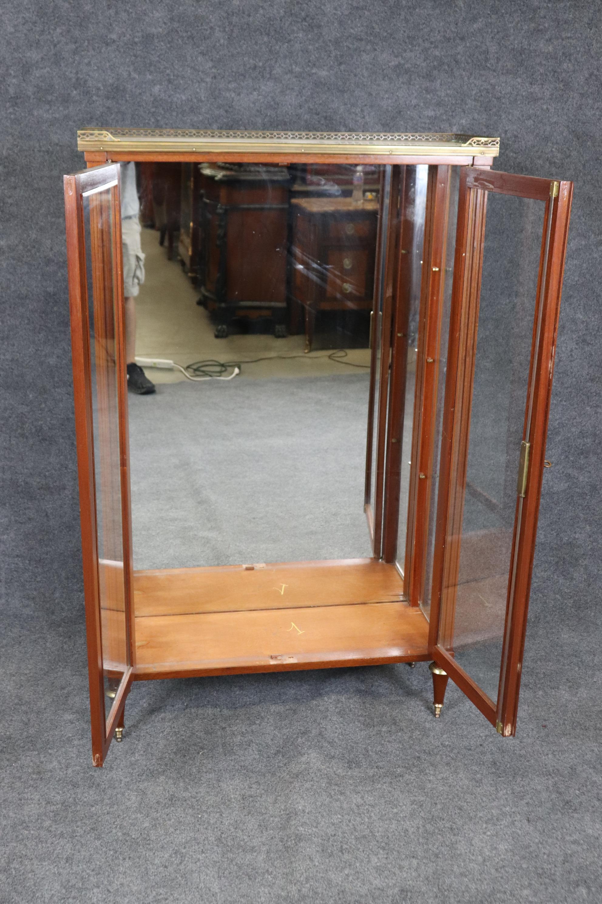 Si tratta di uno splendido mobile in stile Luigi XVI o Direttorio, semplice ma sofisticato, di produzione francese. Presenta linee pulite, una splendida galleria in ottone e un piano in marmo bianco. Il pezzo è in buone condizioni ed è pronto per