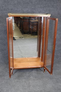 Raffinierte französische Vitrine mit Marmorplatte im Directoire-Stil der 1930er Jahre