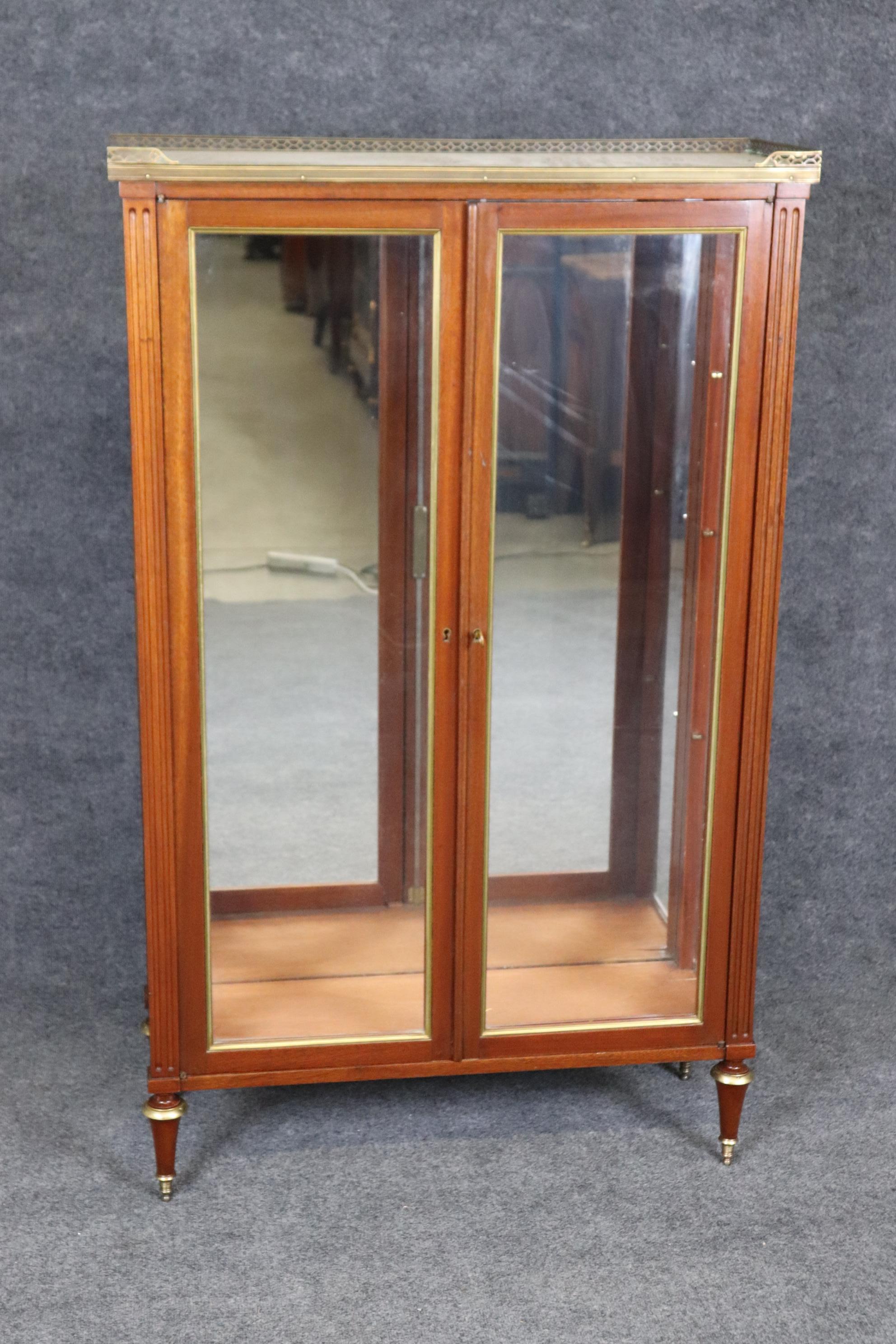 Direttorio Sofisticato stile Directoire francese degli anni '30 Vitrine francesi con piano in marmo in vendita