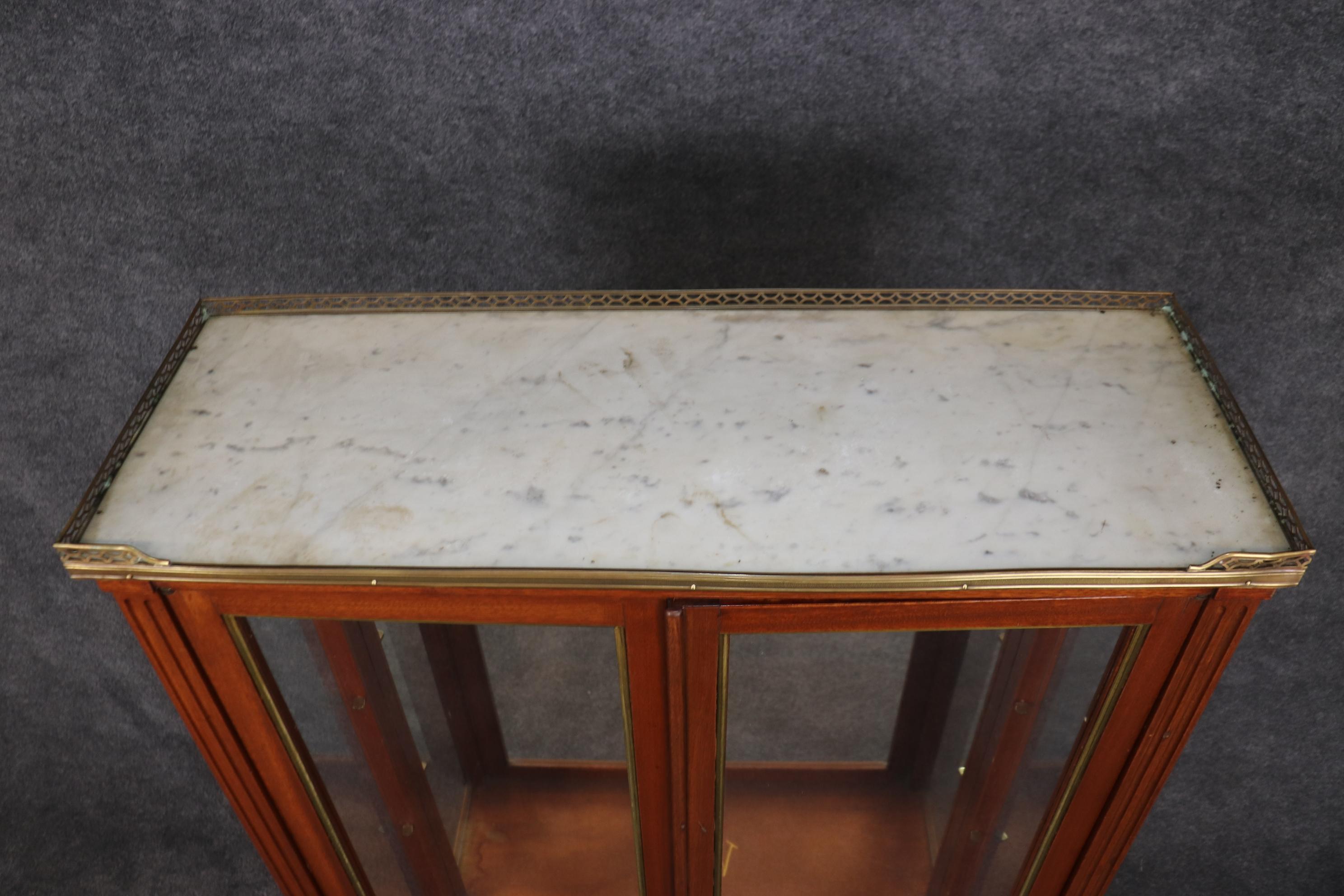 Francese Sofisticato stile Directoire francese degli anni '30 Vitrine francesi con piano in marmo in vendita