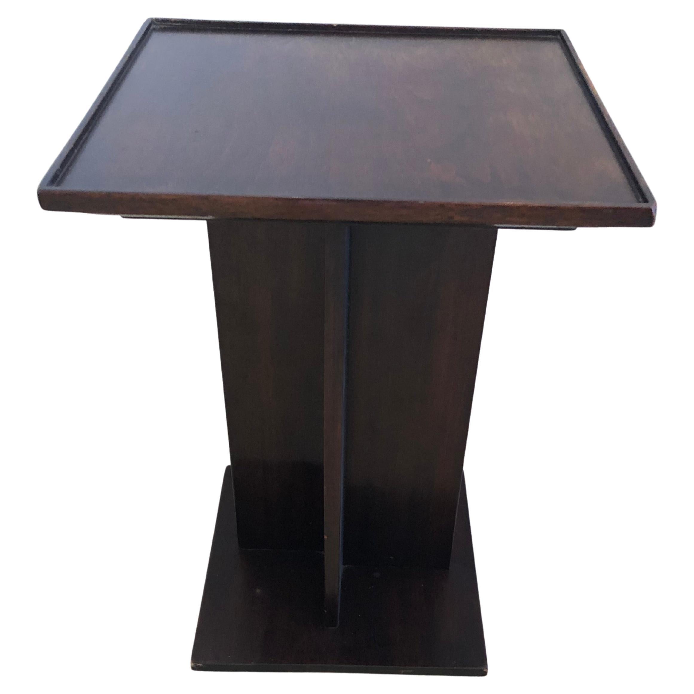 Table d'appoint carrée en acajou de style français moderne et sophistiqué pour boissons en vente