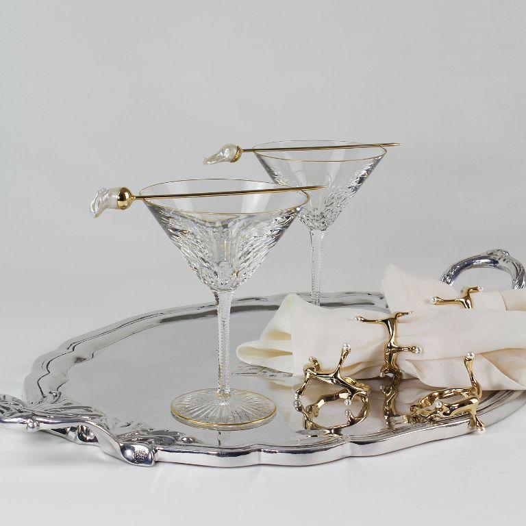 Erfreuen Sie Ihre Lieben in dieser Weihnachtszeit mit dem perfekten Geschenkset, bestehend aus dem Ariol Cocktail Pick (2 Stück) und dem Perla Serviettenring (4er Set). Die Ariol Cocktail Picks bringen Eleganz und Charme zu jedem festlichen Anlass