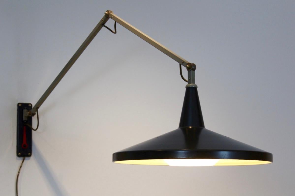 Sophisticated Gispen Panama Wall Lamp No.4050 by W. Rietveld and A.R. Cordemeyer In Good Condition In Voorburg, NL