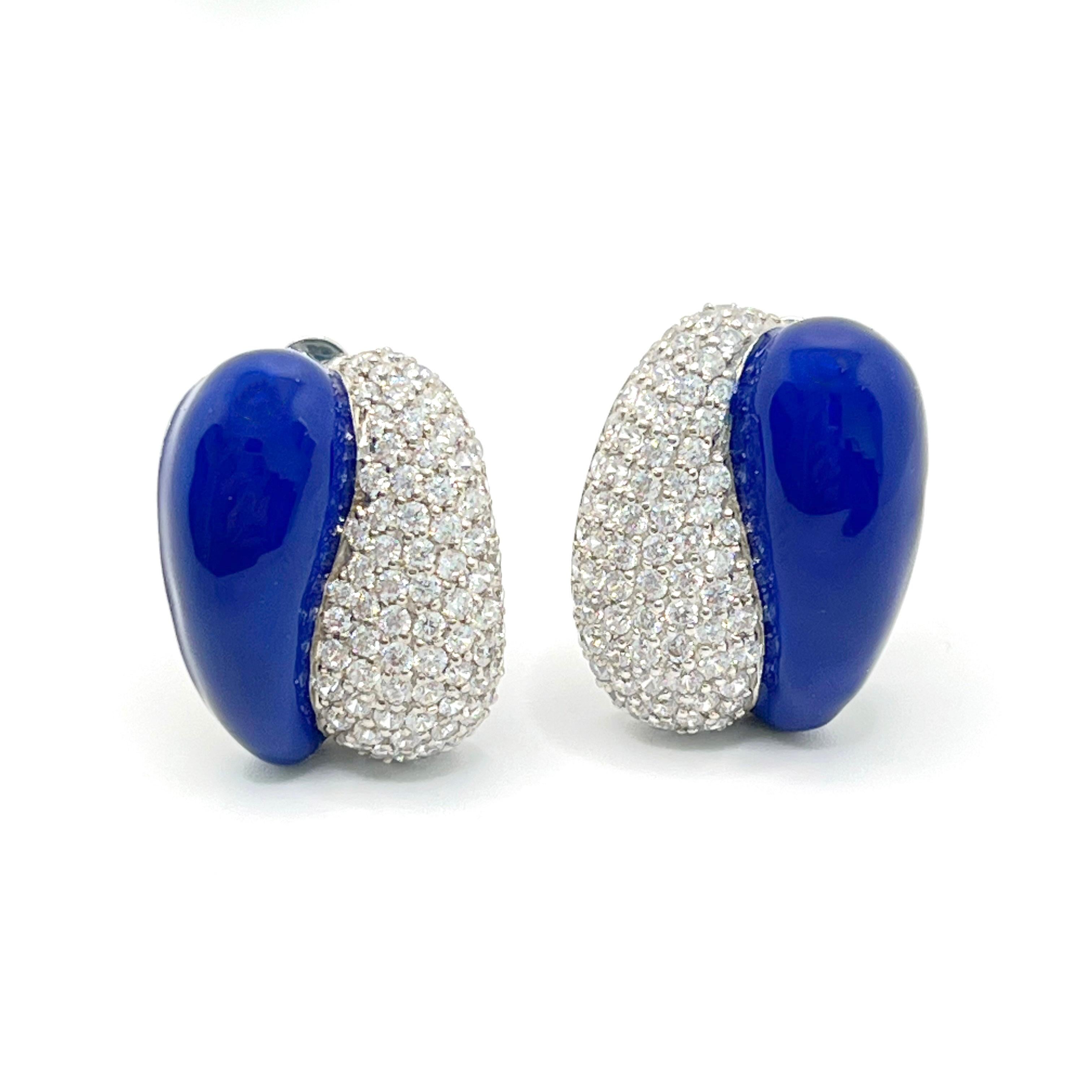 Boucles d'oreilles à clip en émail bleu demi royal et diamant simulé demi pavé

Ces boucles d'oreilles de style classique et sophistiqué sont ornées de plus de 160 diamants ronds simulés.  en argent sterling plaqué platine rhodié et recouvert d'un