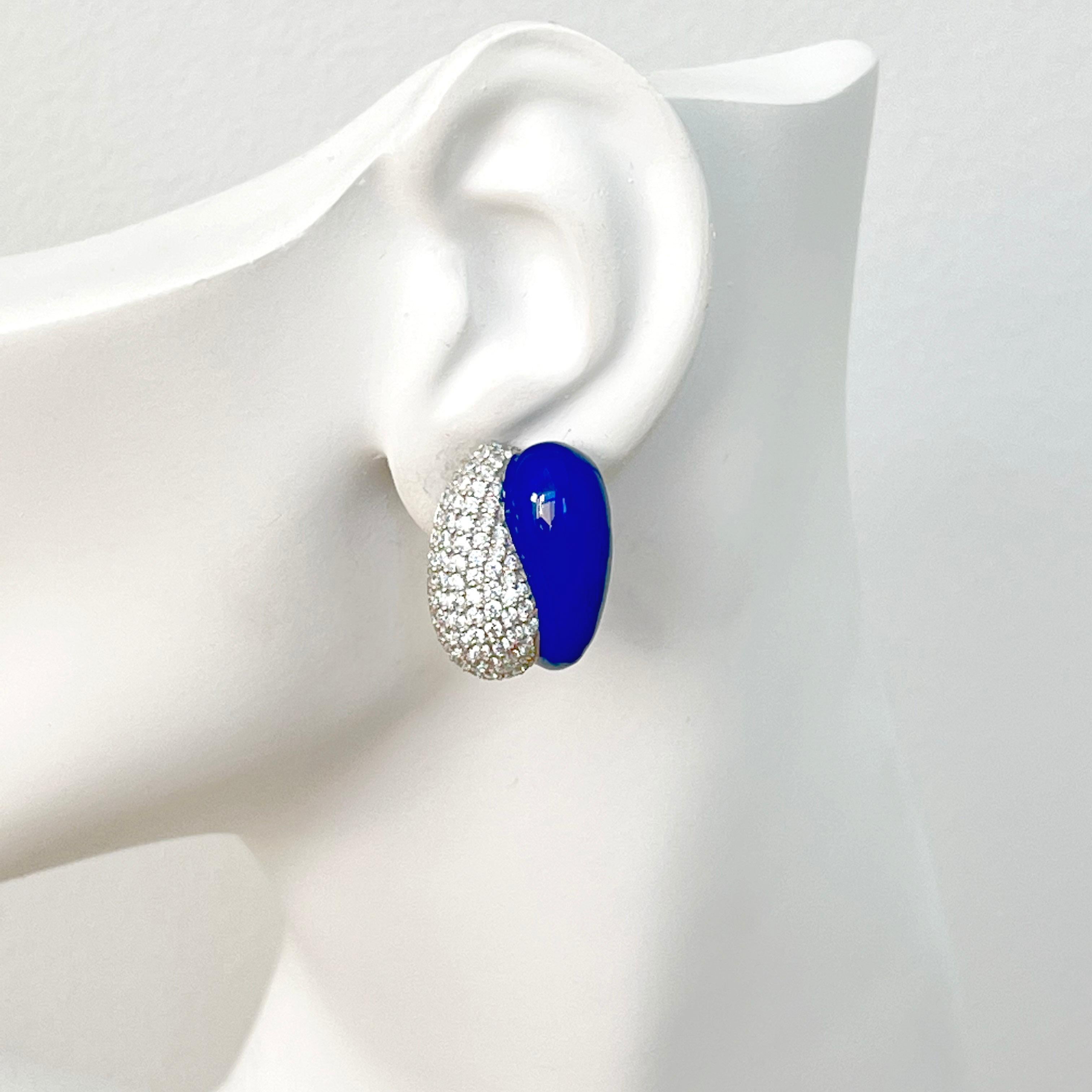 Sophistiqué - Boucles d'oreilles à clip en argent sterling, moitié émail bleu royal, moitié pavé en vente 4