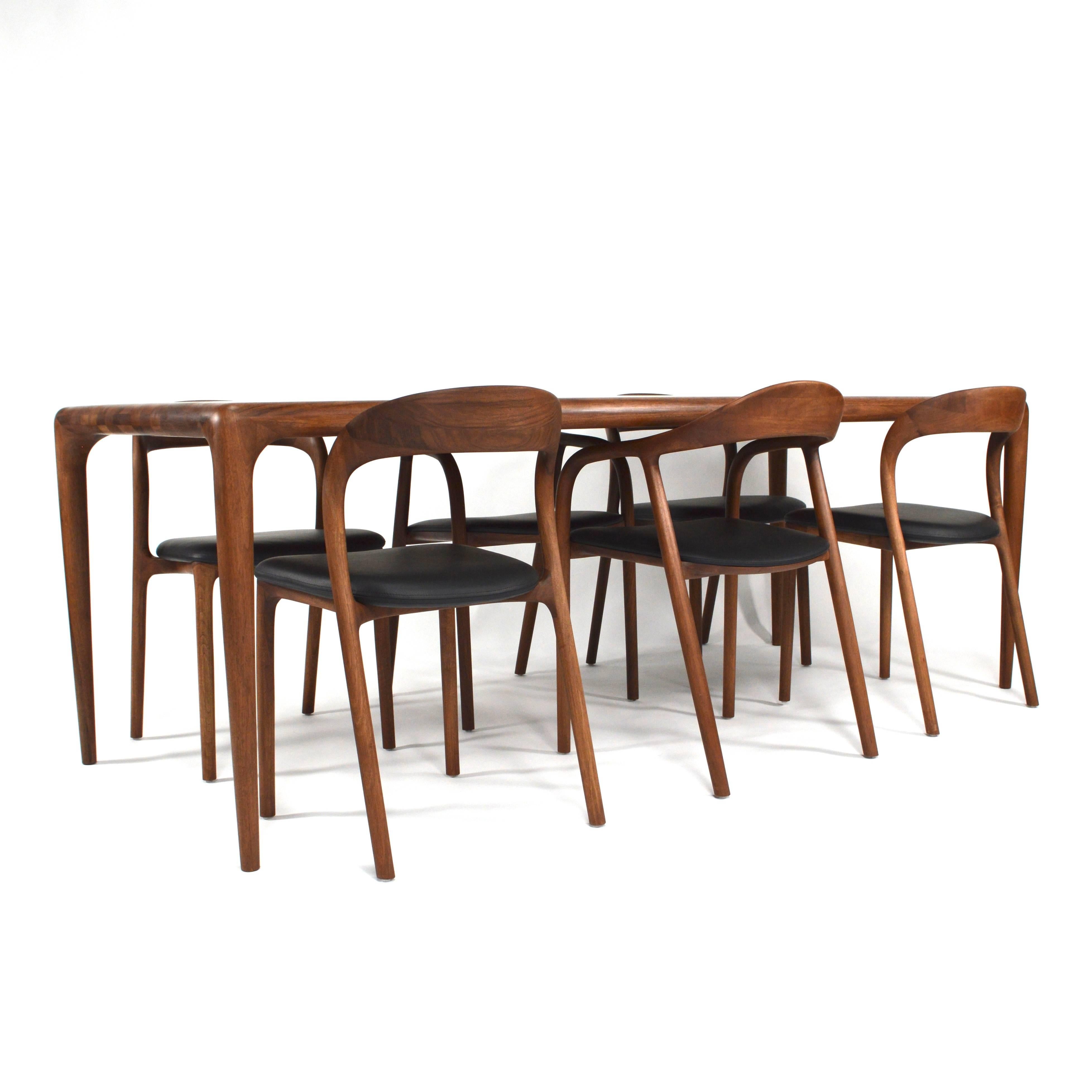Ensemble de salle à manger absolument magnifique, fabriqué en grande partie à la main.
Ce set-up comprend la table, quatre chaises sans accoudoirs et deux chaises avec accoudoirs. Autres tailles et quantités sur demande.

Un travail du bois