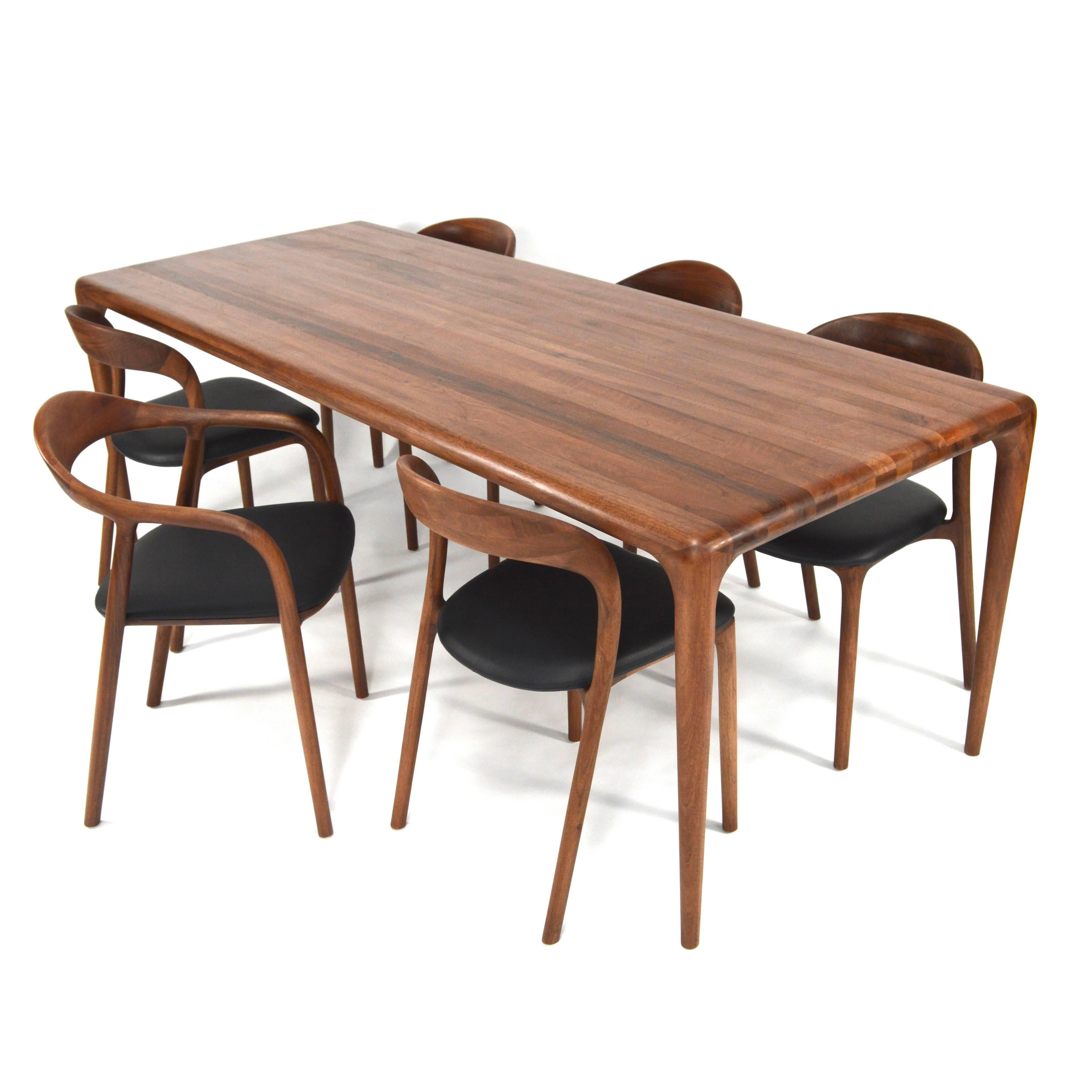 Scandinave moderne Ensemble de salle à manger sophistiqué, fabriqué à la main, en noyer massif et cuir