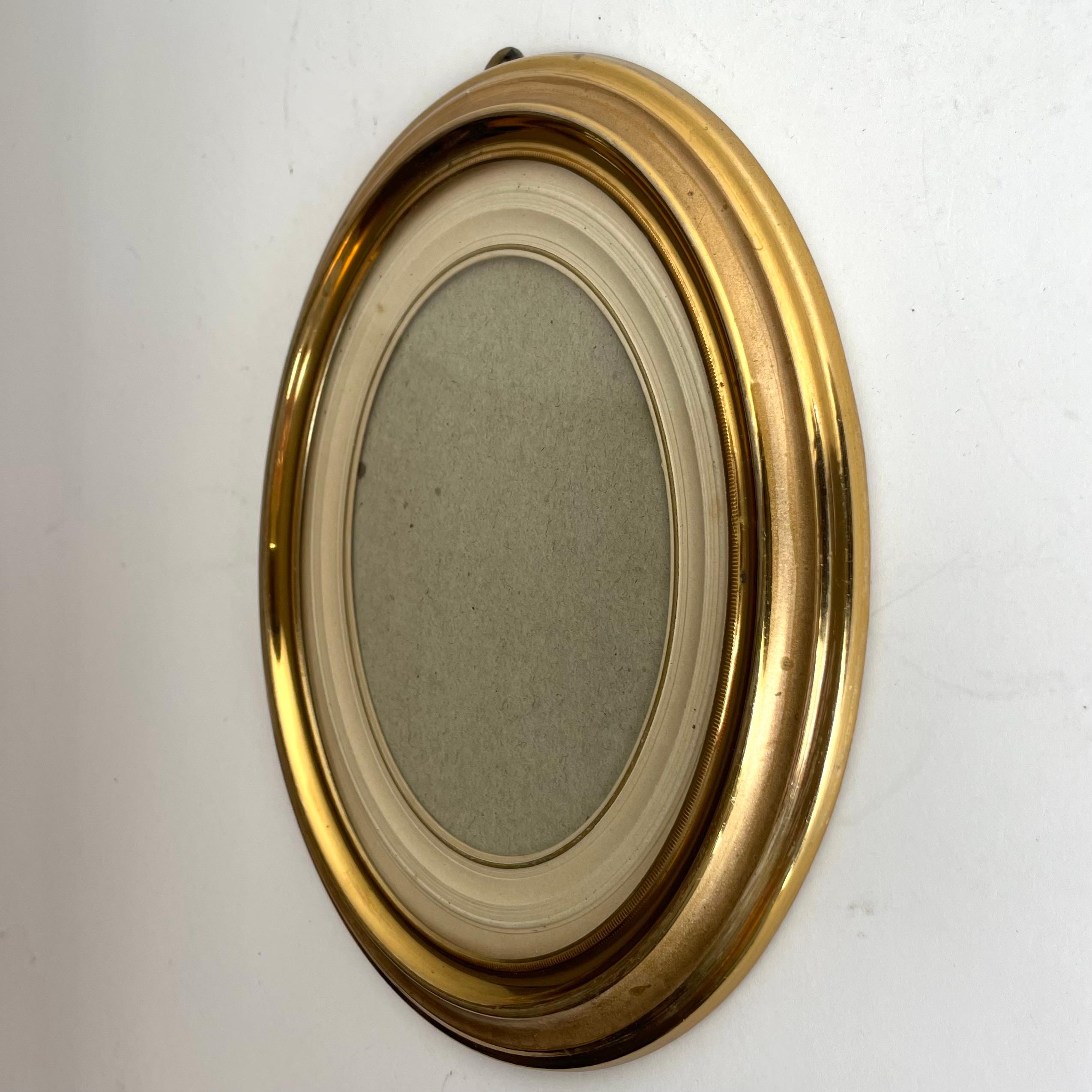 Sophisticated late 19th gilt and matte brass wall Photo Frame For Sale 3