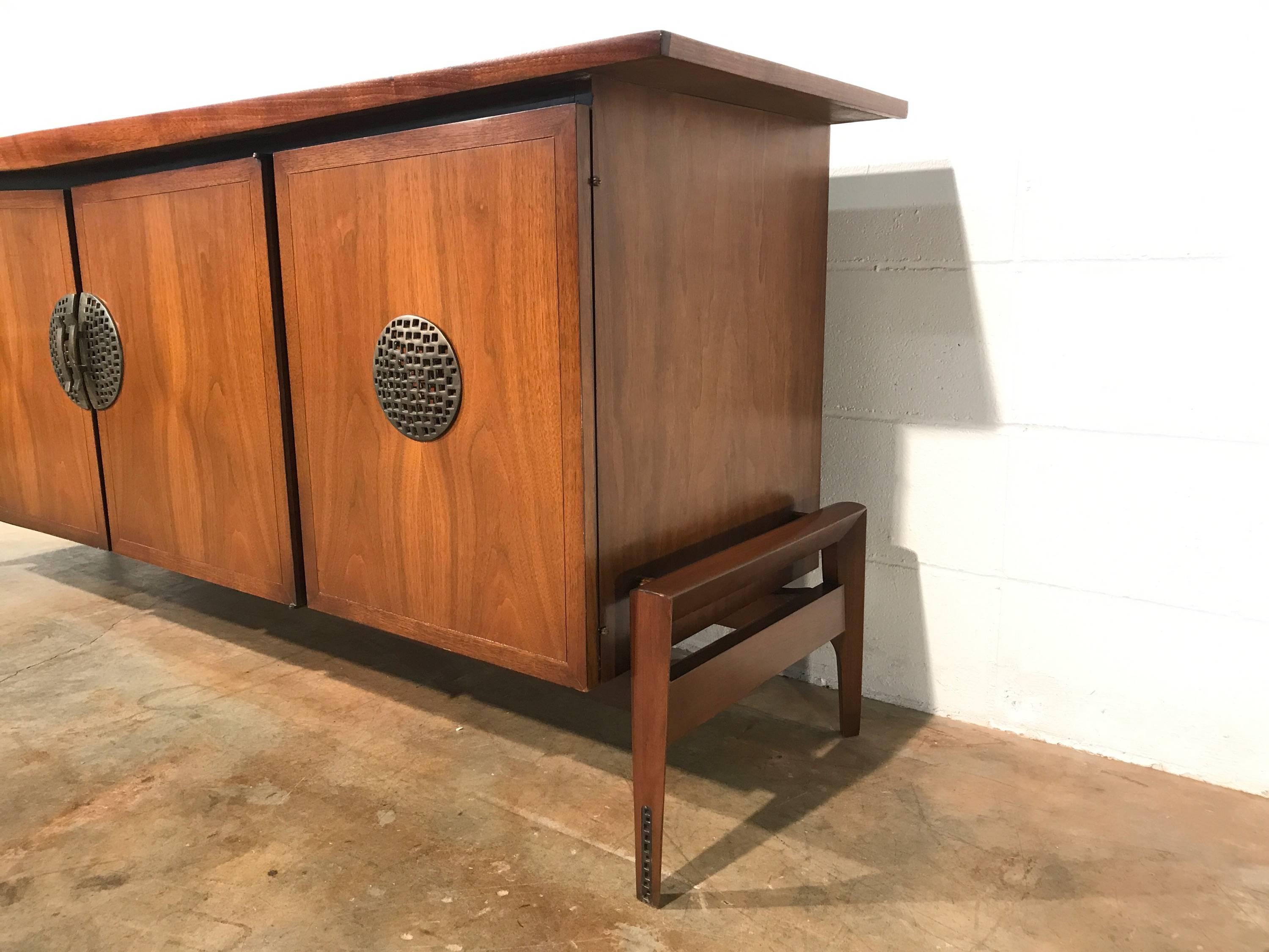 Sophisticated Mid-Century Modern Credenza Asian Flair Hobey Helen Baker In Good Condition In Marietta, GA