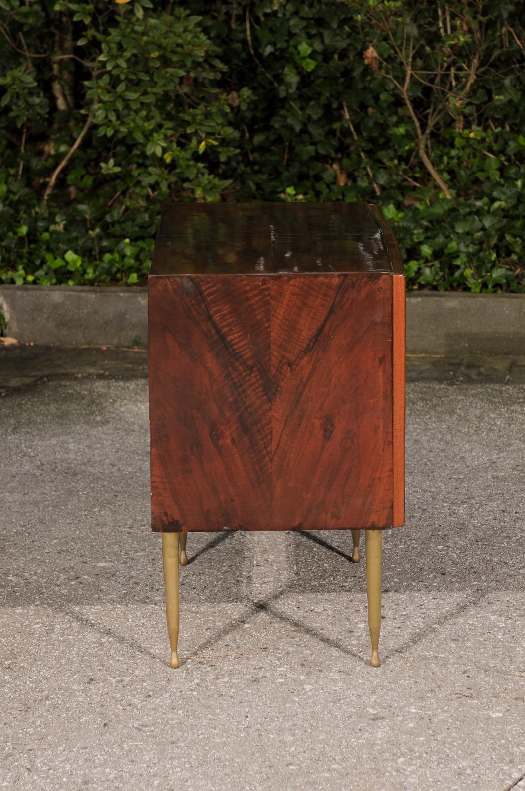 Sophisticated Modern Bookmatch Walnut and Brass Commode, Italy, circa 1950 For Sale 6