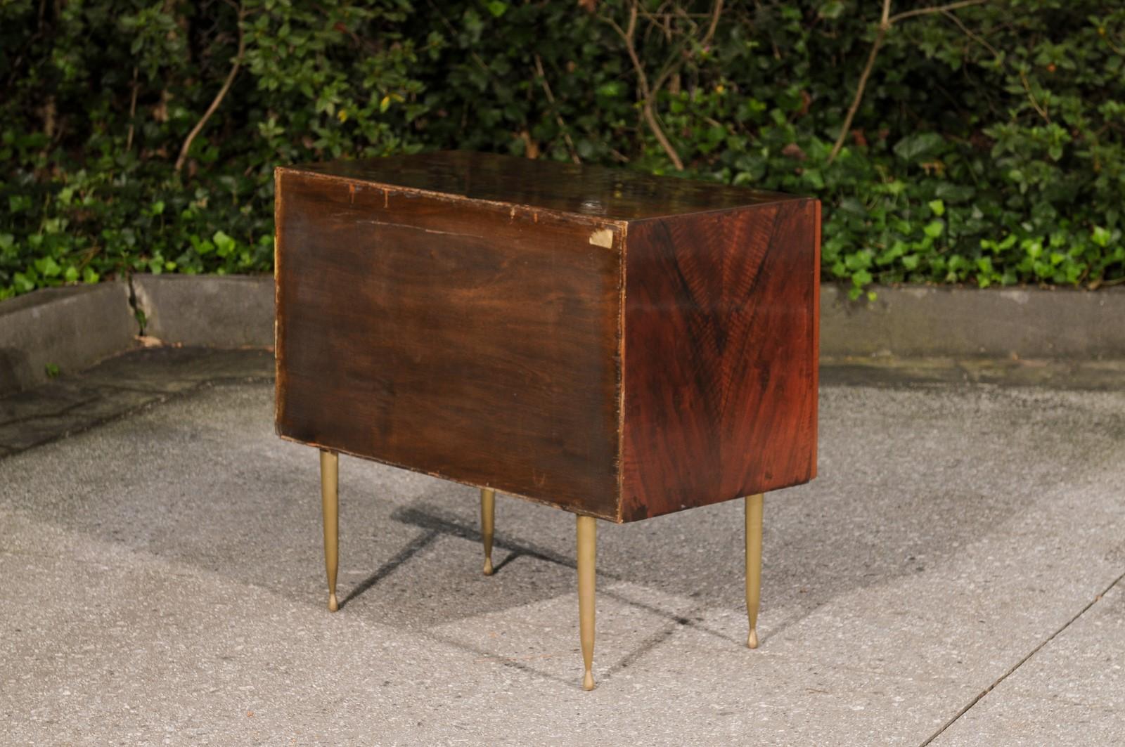 Sophisticated Modern Bookmatch Walnut and Brass Commode, Italy, circa 1950 For Sale 7