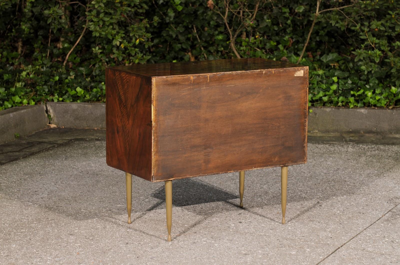 Sophisticated Modern Bookmatch Walnut and Brass Commode, Italy, circa 1950 For Sale 9