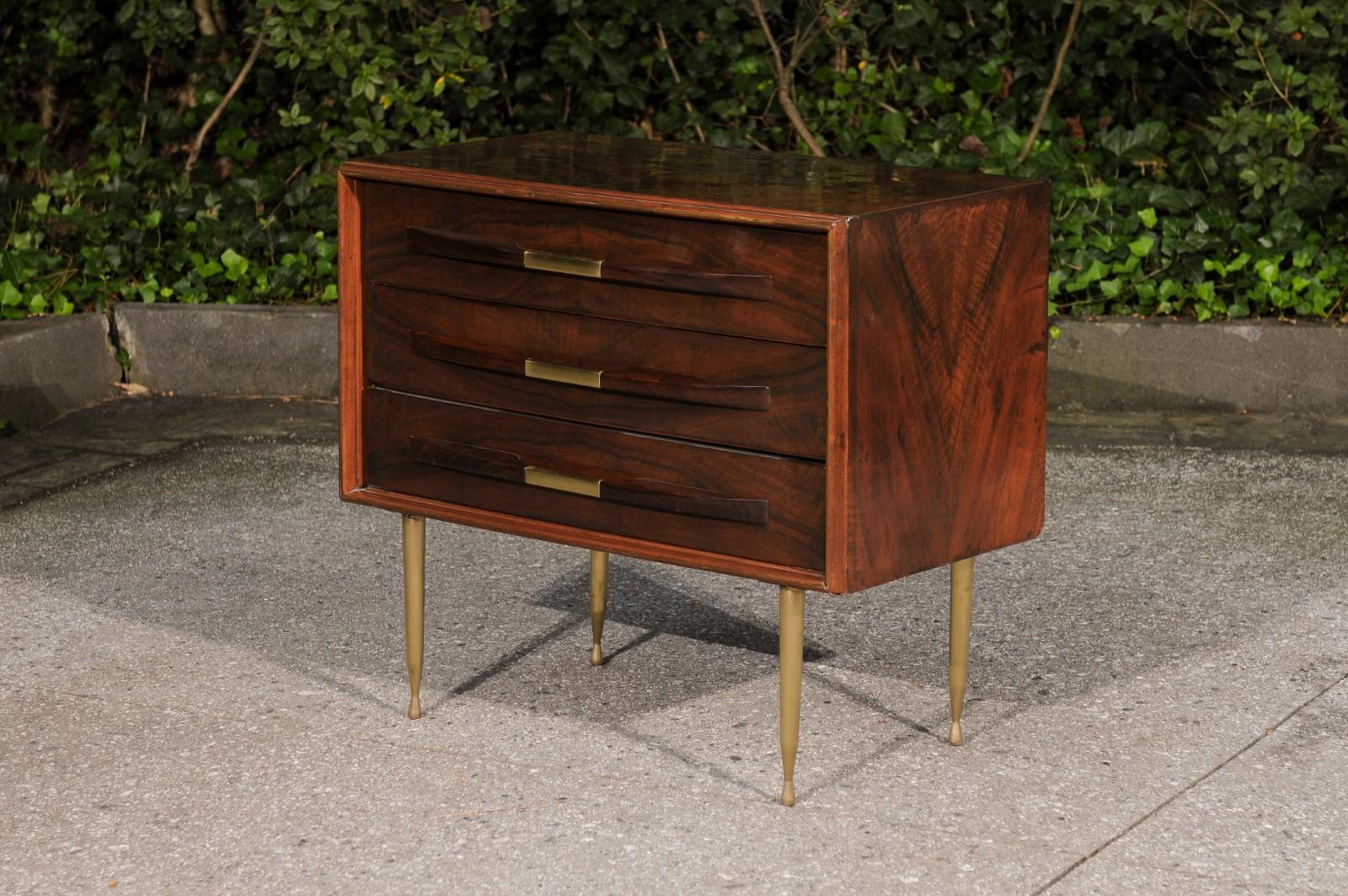 Sophisticated Modern Bookmatch Walnut and Brass Commode, Italy, circa 1950 For Sale 11