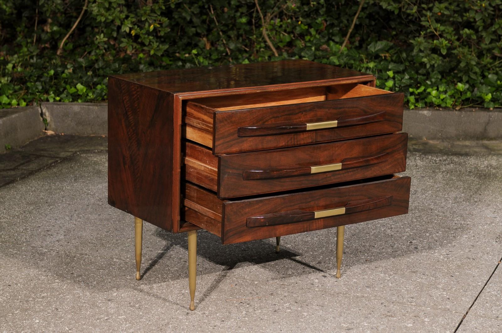 Sophisticated Modern Bookmatch Walnut and Brass Commode, Italy, circa 1950 For Sale 3