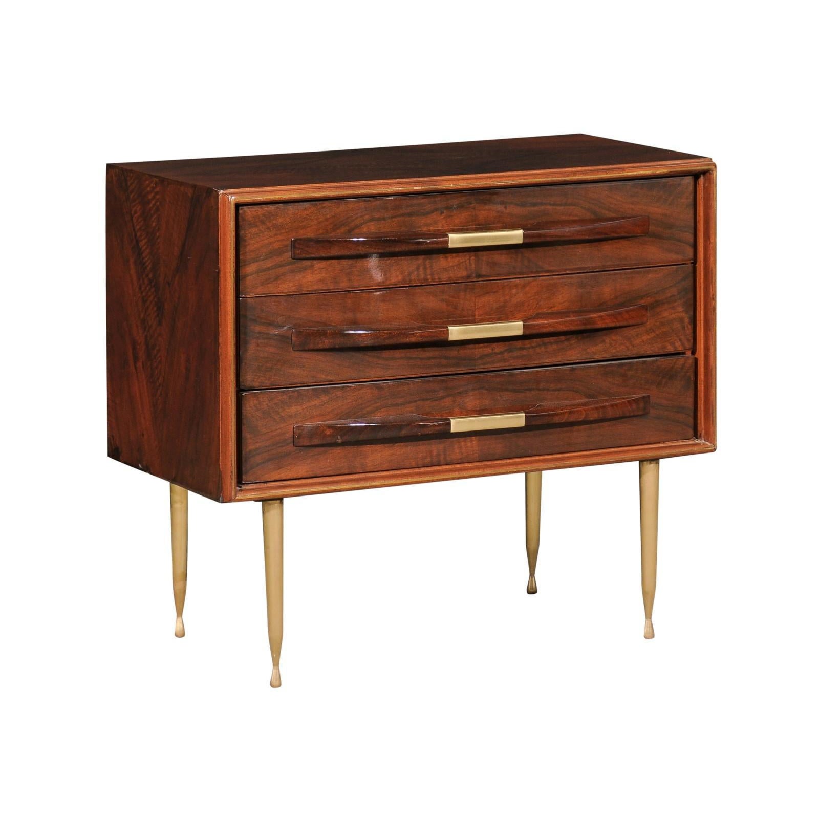 Sofisticada cómoda moderna de madera de nogal y latón, Italia, hacia 1950
