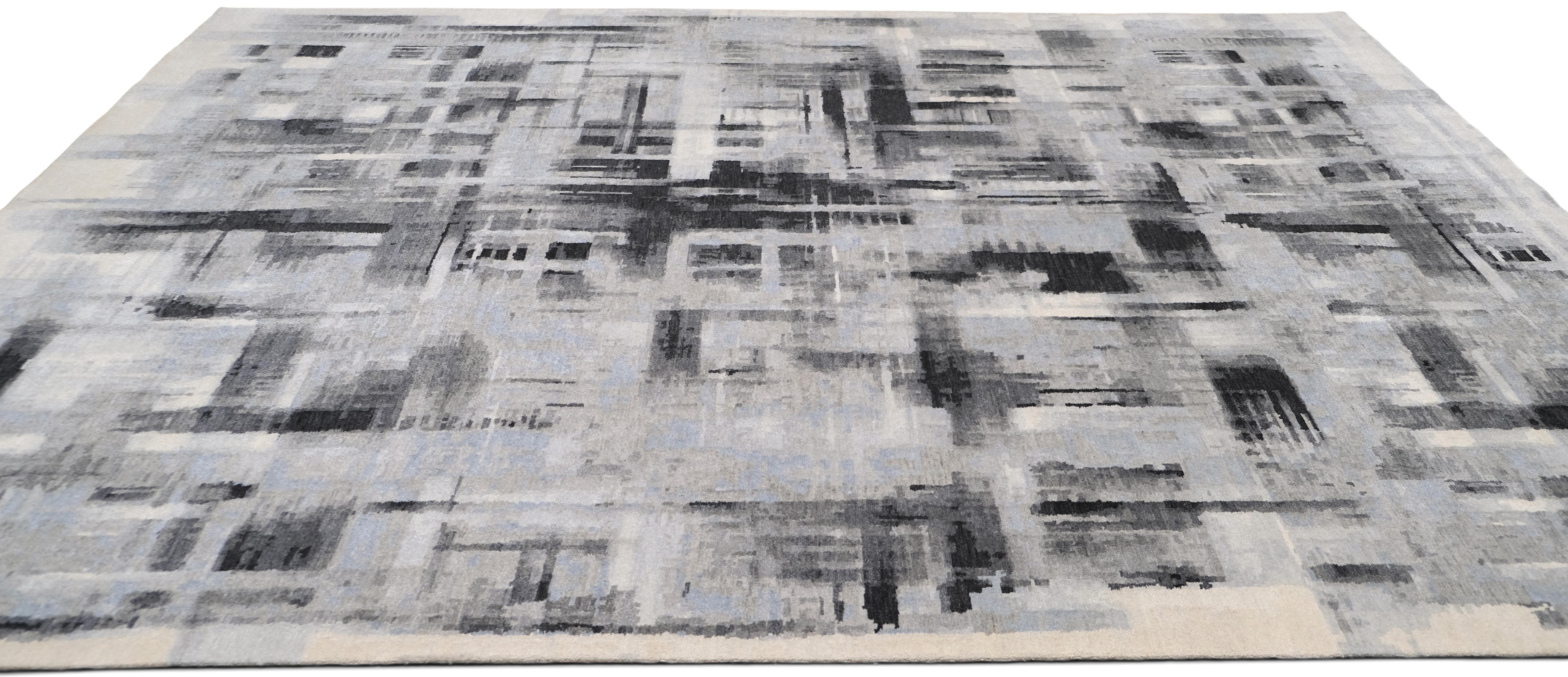 Eleva il tuo spazio con questo straordinario tappeto in lana e seta annodato a mano proveniente dal Nepal, caratterizzato da un audace disegno astratto in una sofisticata tavolozza monocromatica di nero, grigio e avorio. Il gioco dinamico di motivi