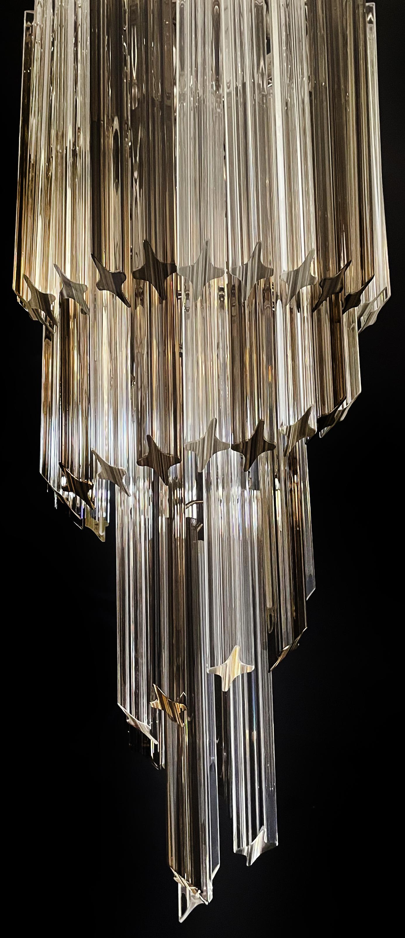 Raffinierter Murano-Kronleuchter - 54 Quadriedri-Prismen transparent und geräuchert im Angebot 4
