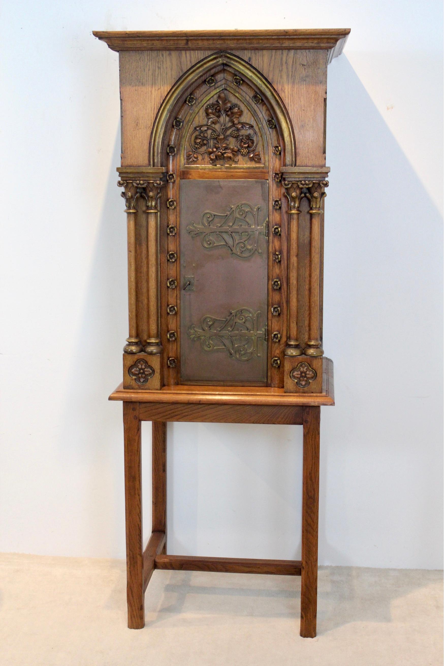 Armoire de tabernacle d'église sophistiquée en chêne en vente 5