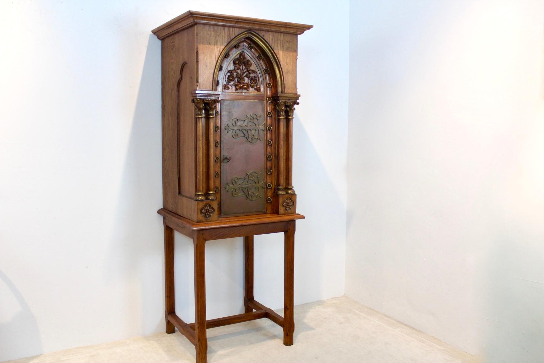 Armoire de tabernacle d'église sophistiquée en chêne en vente 2