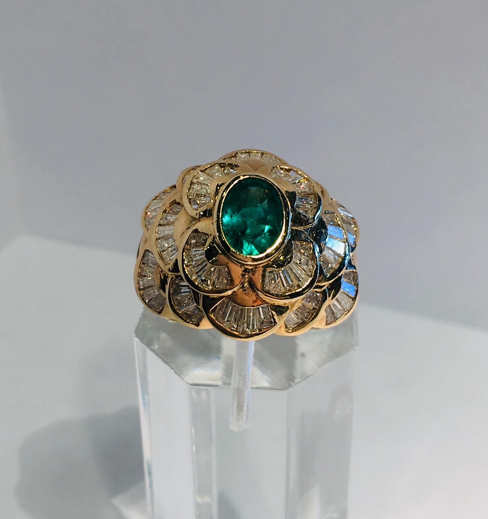 Sophisticated Oval Emerald and 3 Carat Diamonds Yellow Gold Cocktail Dome Ring 12