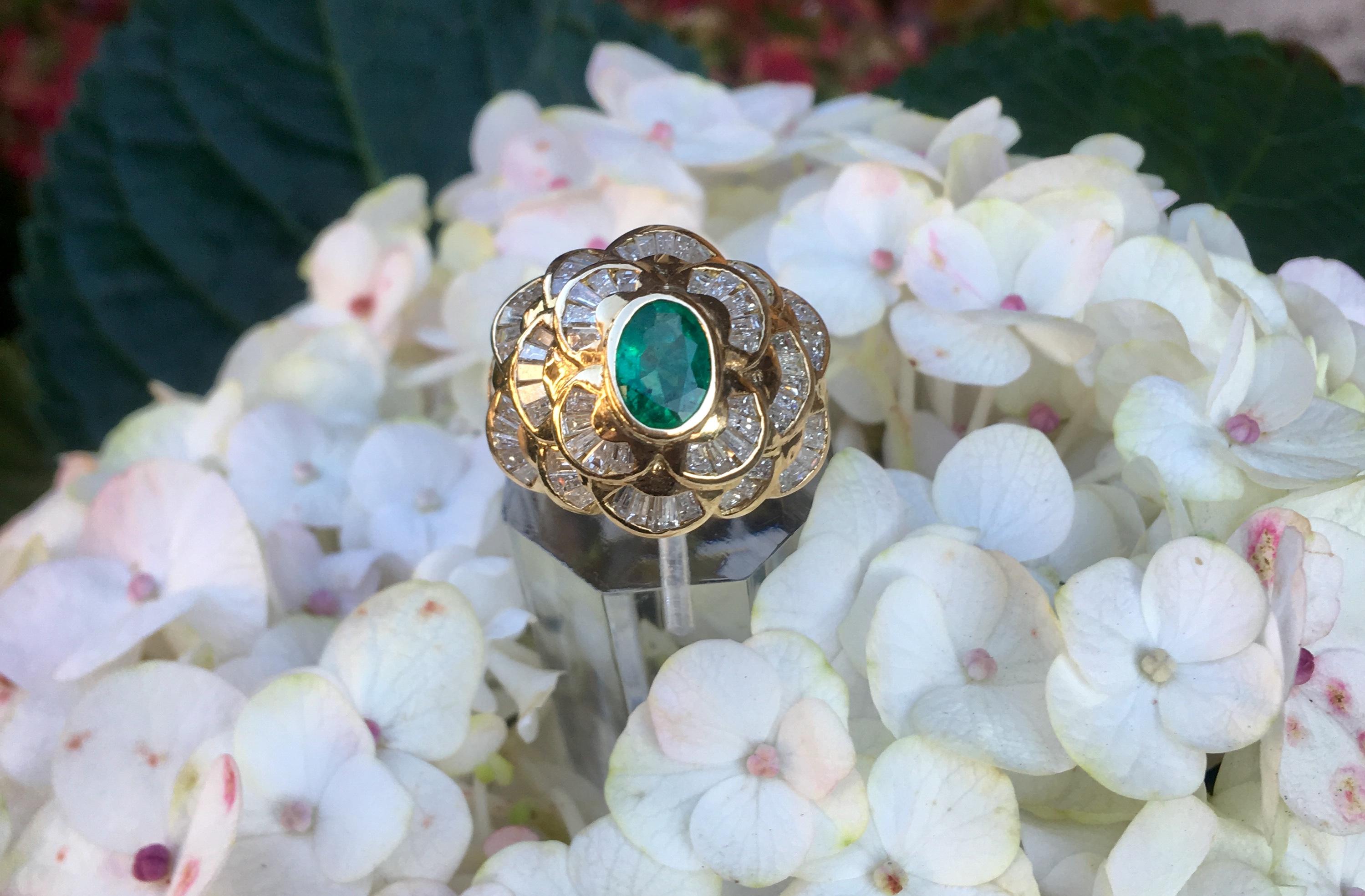 Sophisticated Oval Emerald and 3 Carat Diamonds Yellow Gold Cocktail Dome Ring In Excellent Condition In Tustin, CA