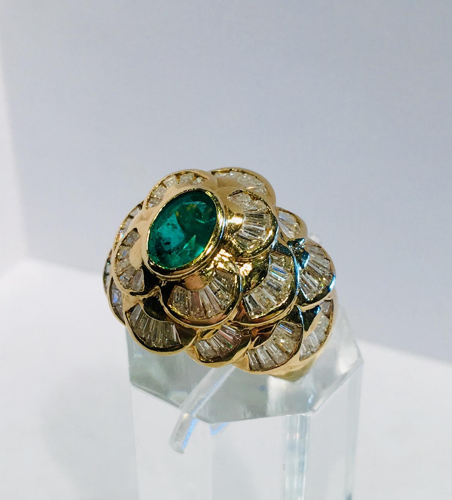 Sophisticated Oval Emerald and 3 Carat Diamonds Yellow Gold Cocktail Dome Ring 1