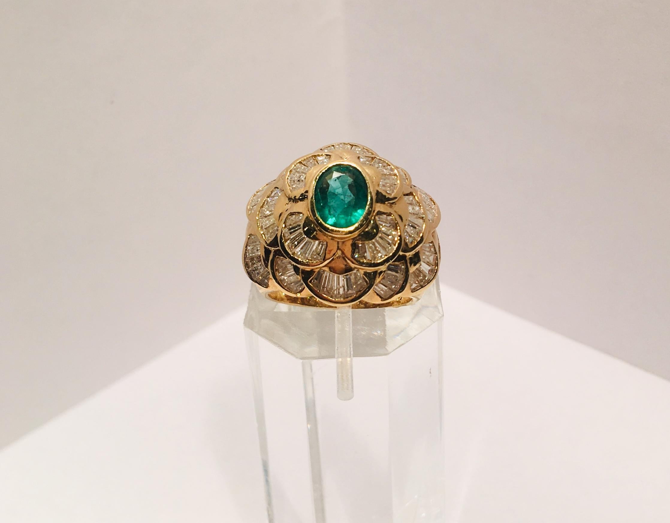Sophisticated Oval Emerald and 3 Carat Diamonds Yellow Gold Cocktail Dome Ring 2