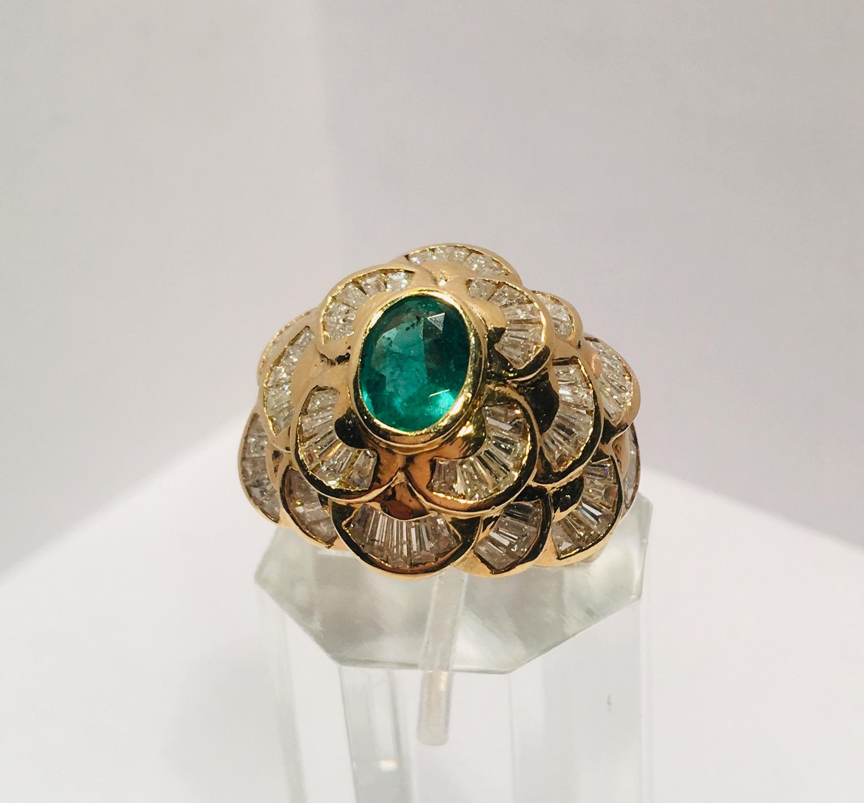 Sophisticated Oval Emerald and 3 Carat Diamonds Yellow Gold Cocktail Dome Ring 3