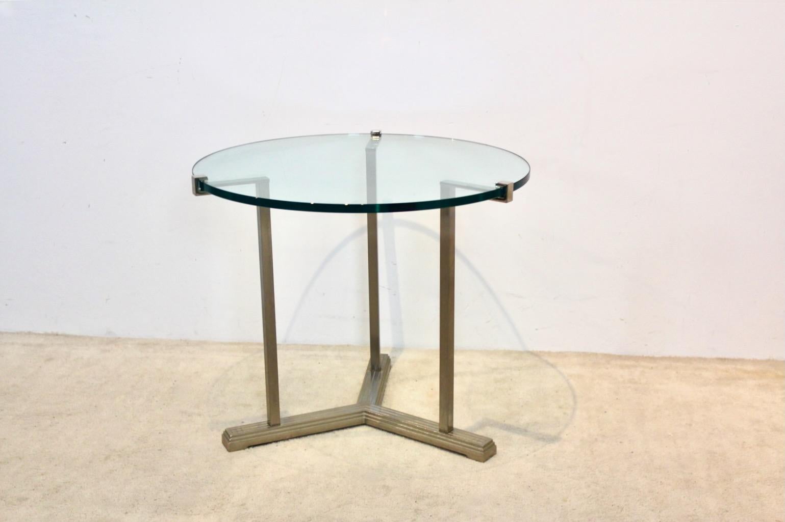 Table d'appoint ronde sophistiquée Peter Ghyczy en laiton et verre en vente 3
