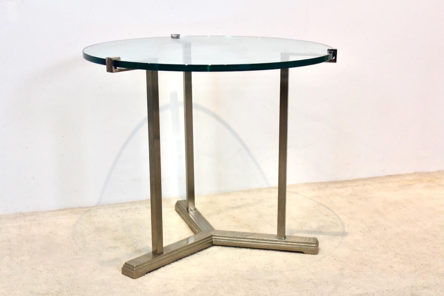 Merveilleuse table d'appoint ronde en laiton et verre, de style minimaliste, conçue par Peter Ghyczy au début des années 1970 aux Pays-Bas. Né à Budapest, Peter Ghyczy a commencé sa carrière d'architecte en Allemagne et vit aux Pays-Bas depuis de