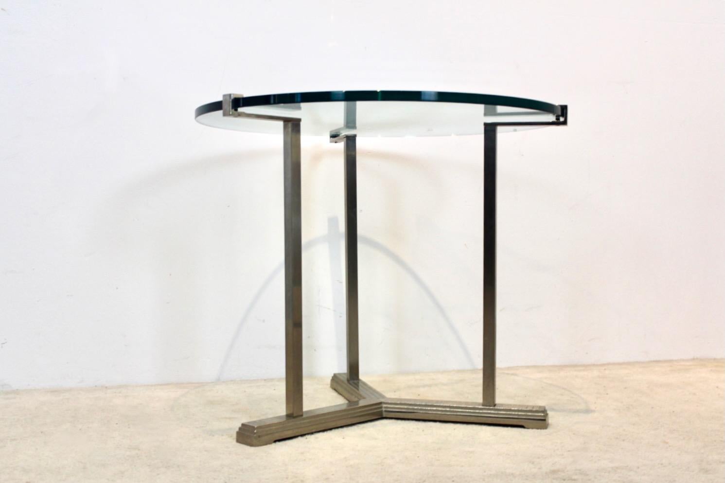 Néerlandais Table d'appoint ronde sophistiquée Peter Ghyczy en laiton et verre en vente