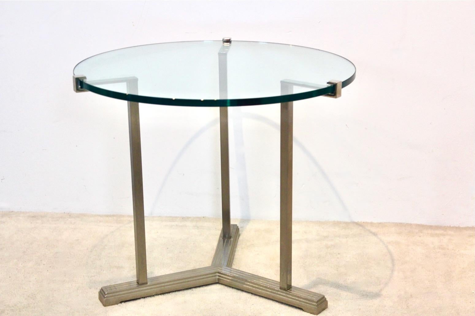 Table d'appoint ronde sophistiquée Peter Ghyczy en laiton et verre Bon état - En vente à Voorburg, NL